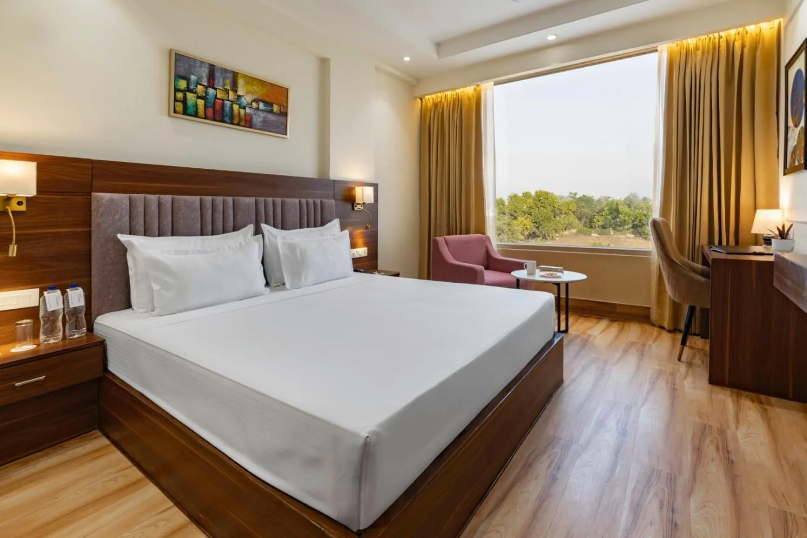 Bed in Clarks Inn Suites Agra Near Tajmahal