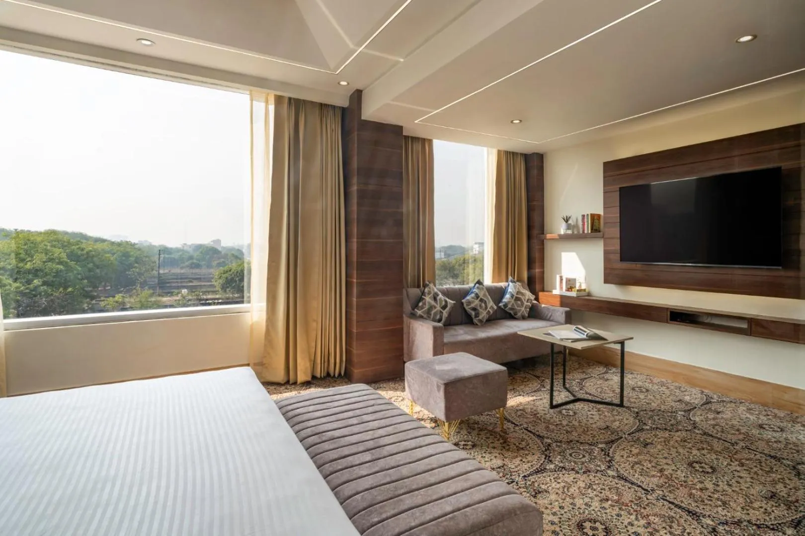 Bed in Clarks Inn Suites Agra Near Tajmahal