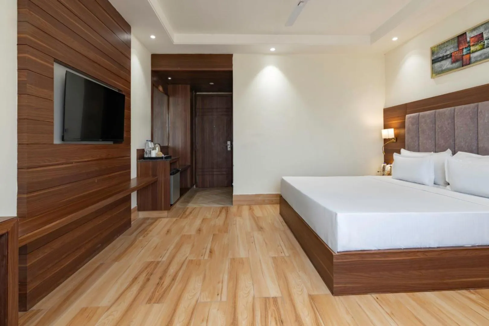 Bed in Clarks Inn Suites Agra Near Tajmahal