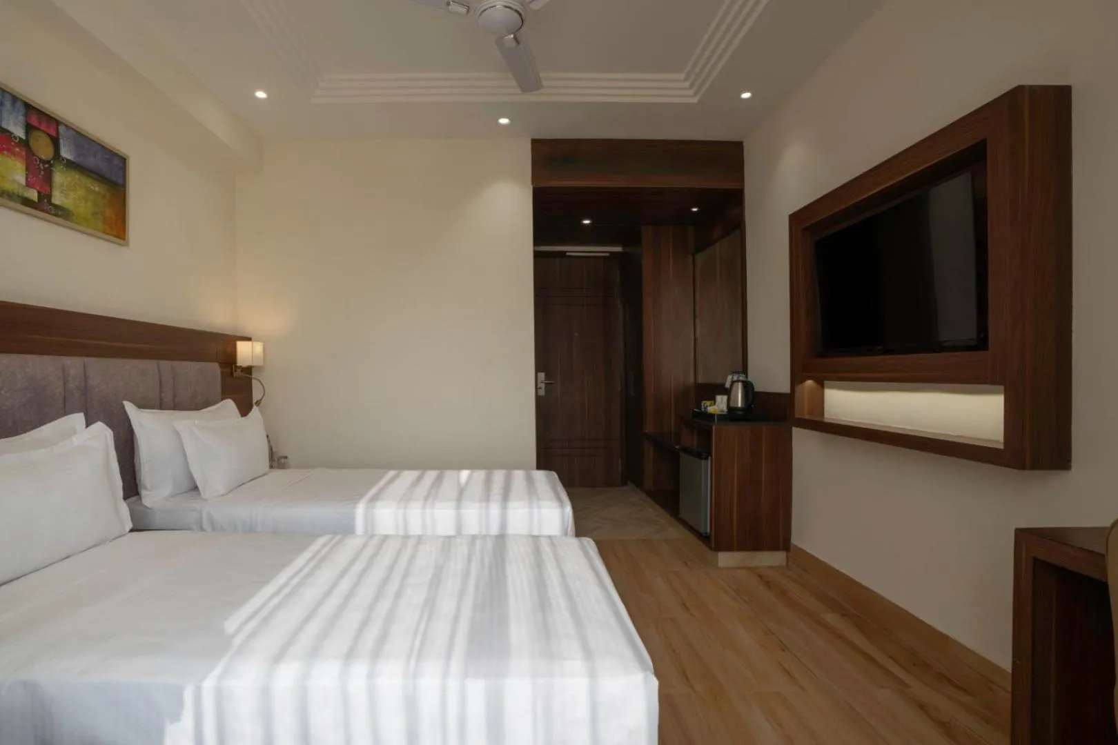 Bed in Clarks Inn Suites Agra Near Tajmahal