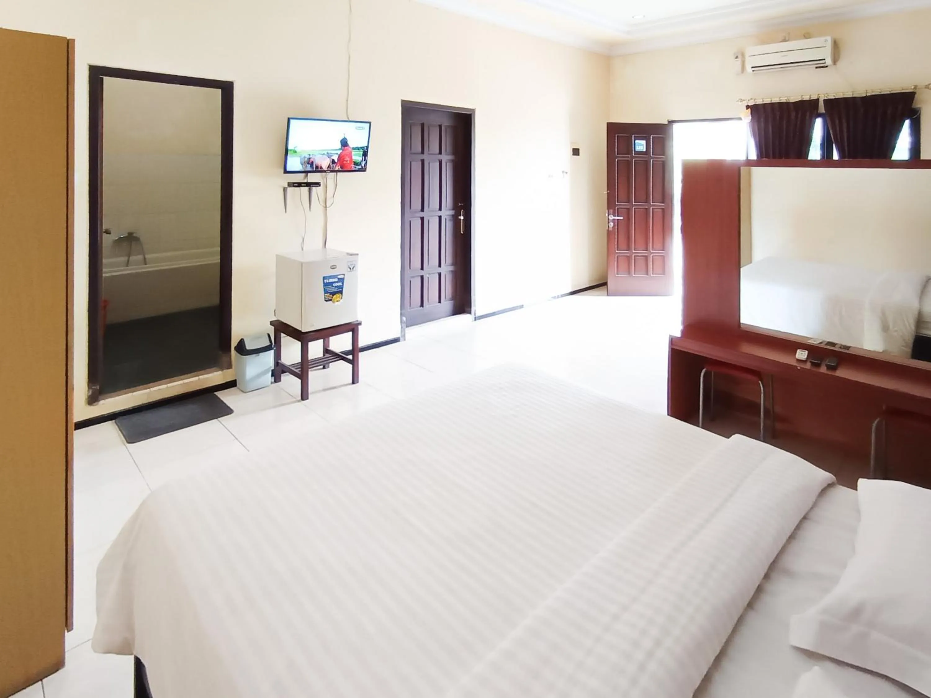 Bedroom, Bed in Gita Puri RedPartner Blitar