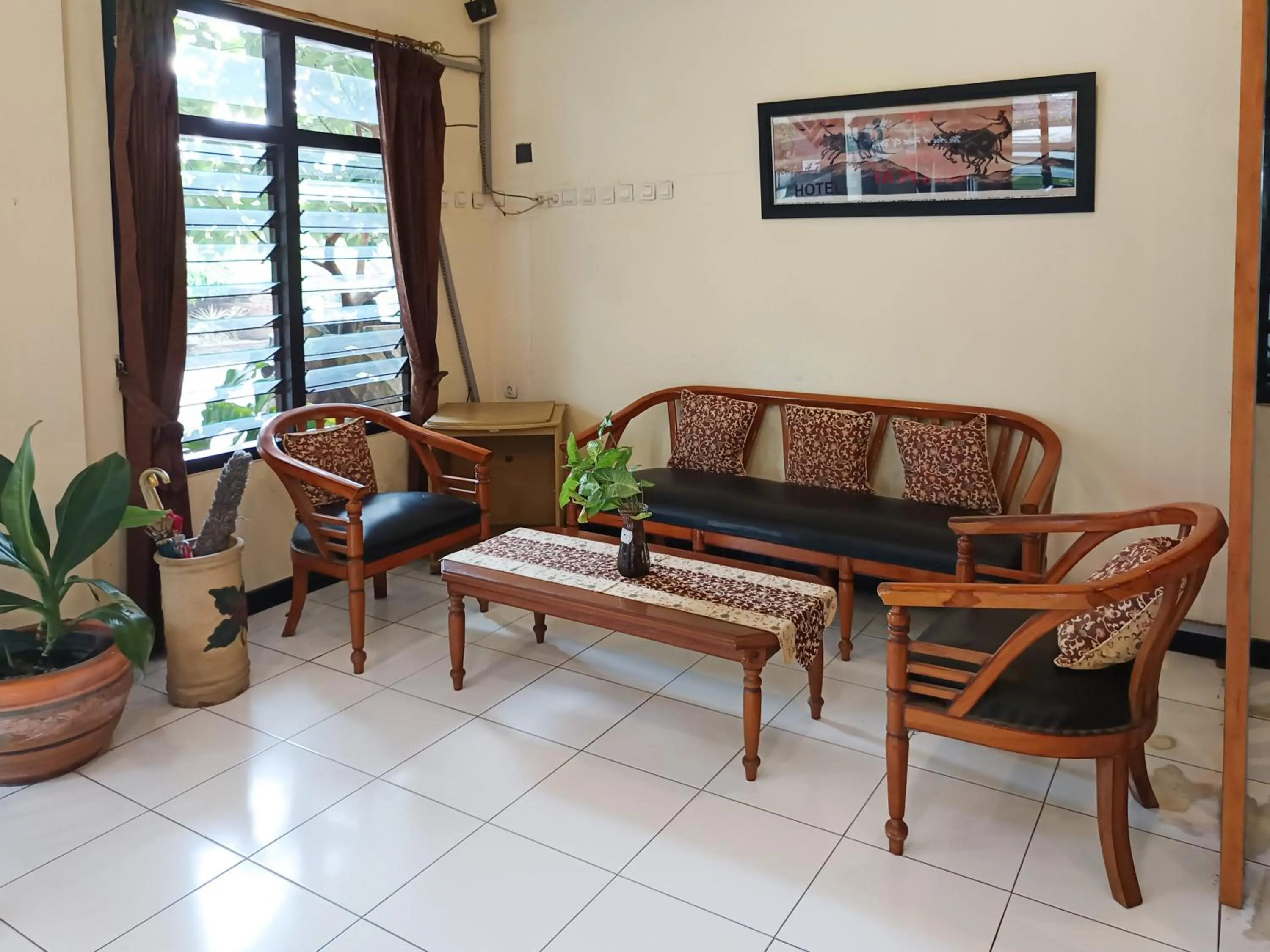 Seating area in Gita Puri RedPartner Blitar