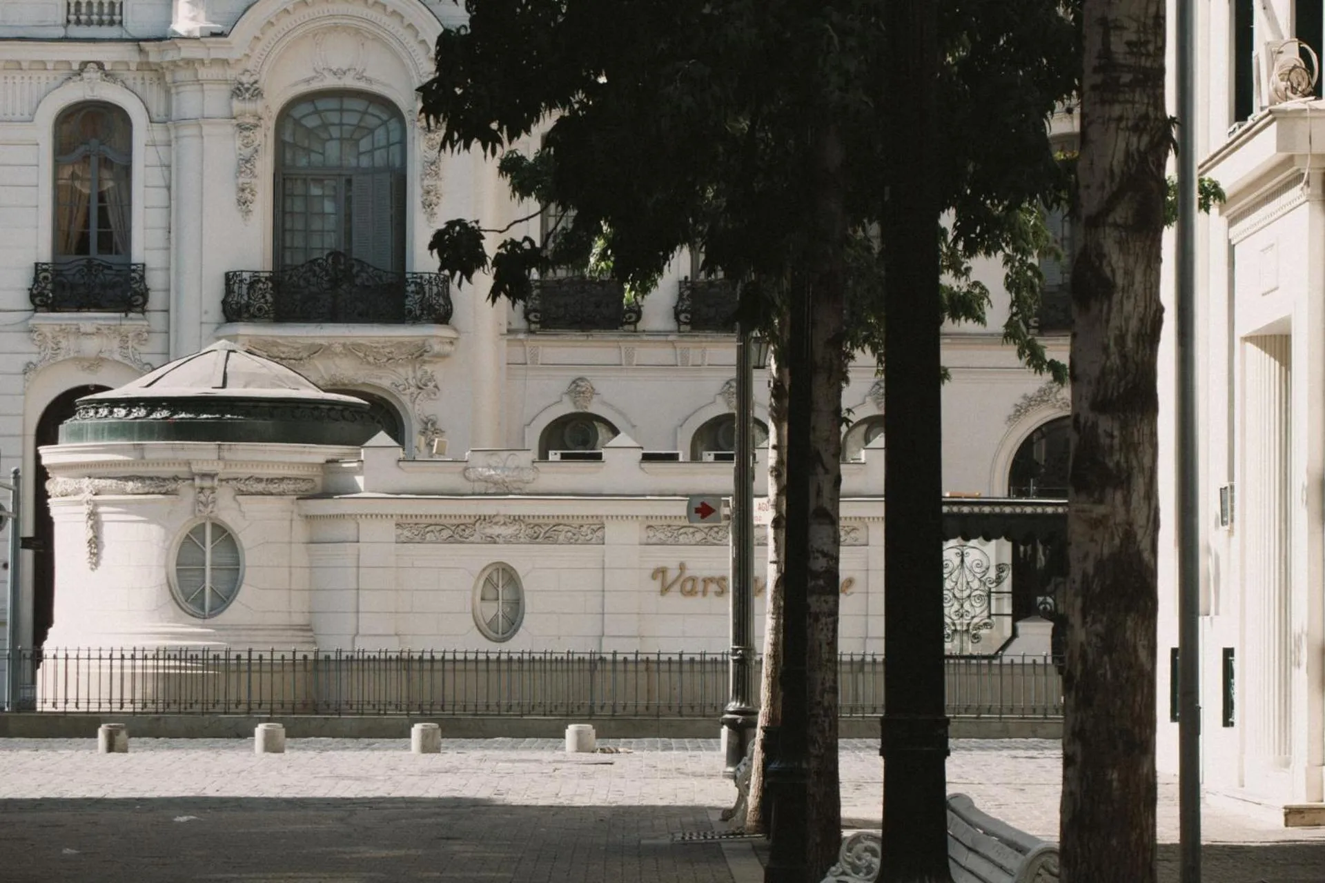 Nearby landmark in Debaines Hotel Santiago