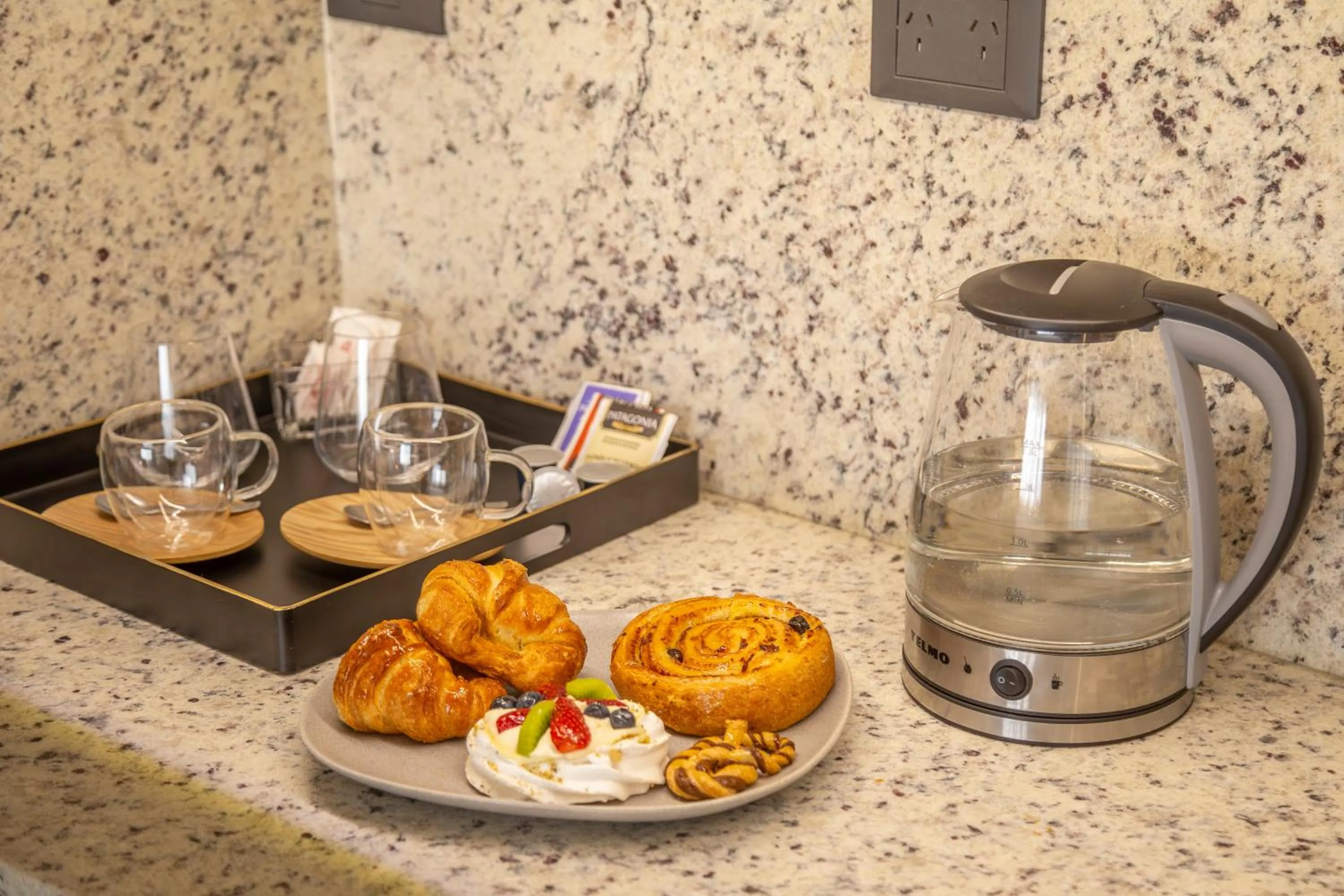 Coffee/tea facilities in Mabra Suites