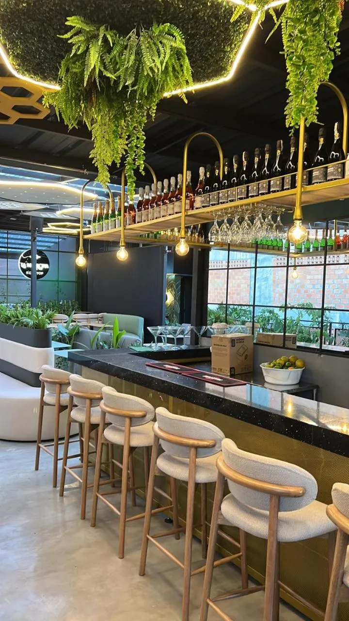 Restaurant/places to eat in Hotel 45 Park