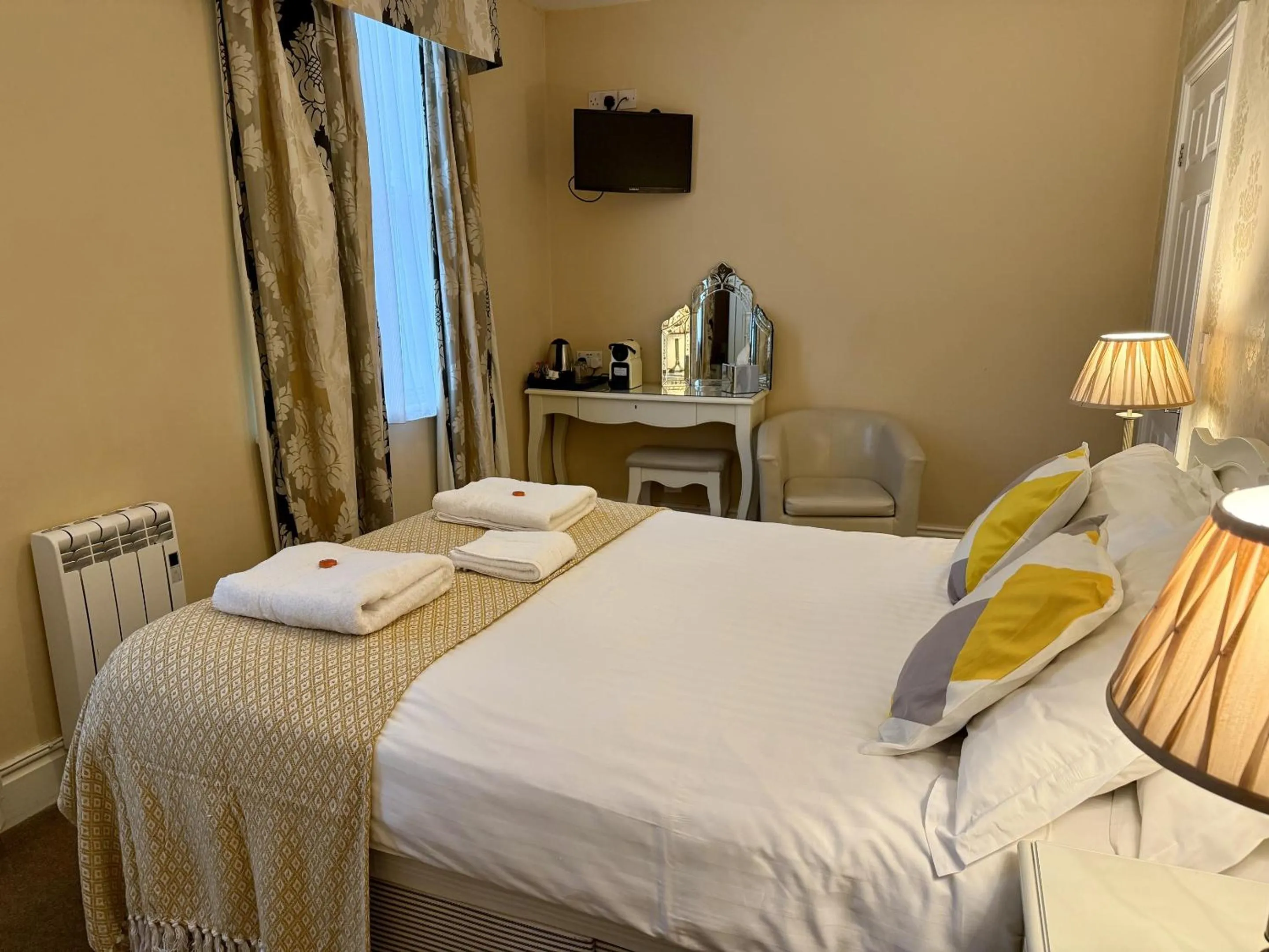 Bedroom, Bed in The Crescent Guest House