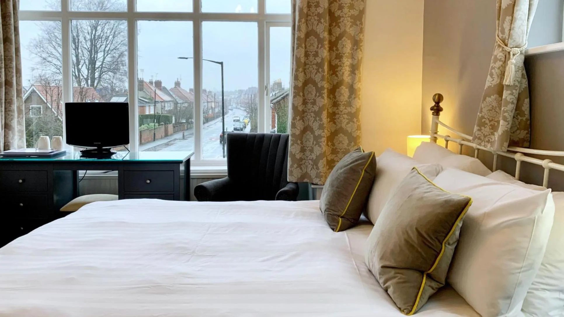 Bathroom, Bed in The Crescent York