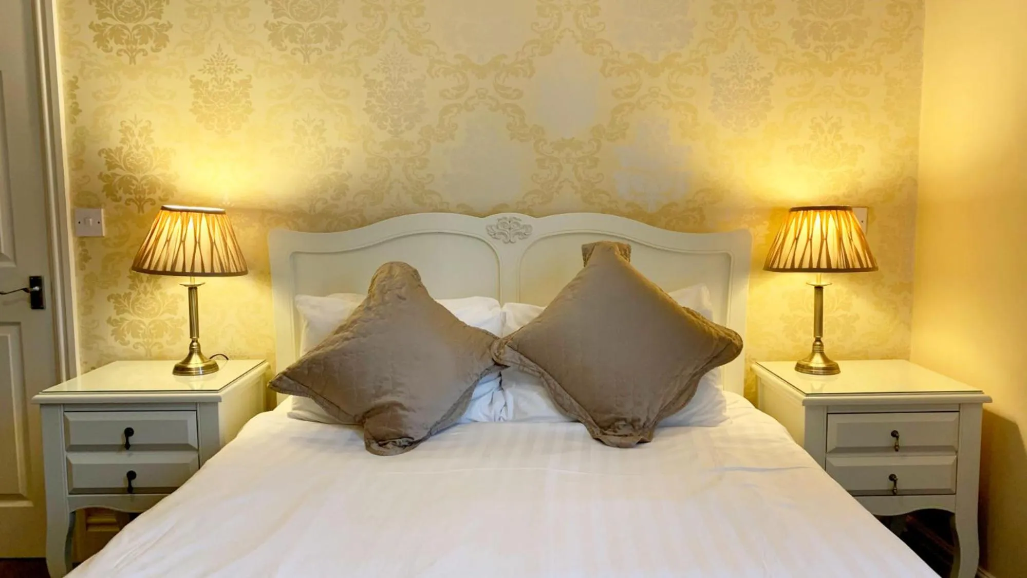 Bathroom, Bed in The Crescent York