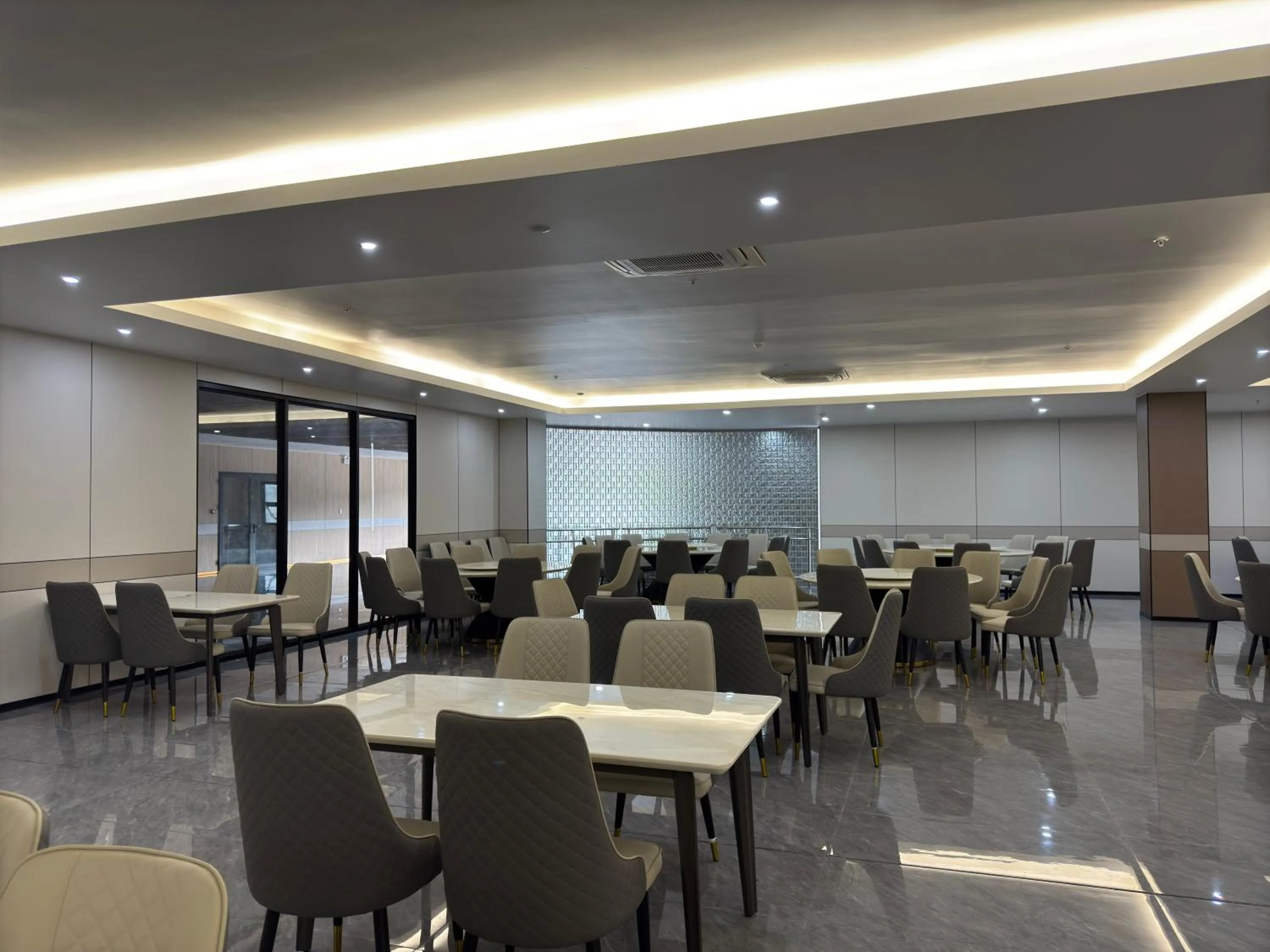 Restaurant/places to eat in Taufusi Hotel