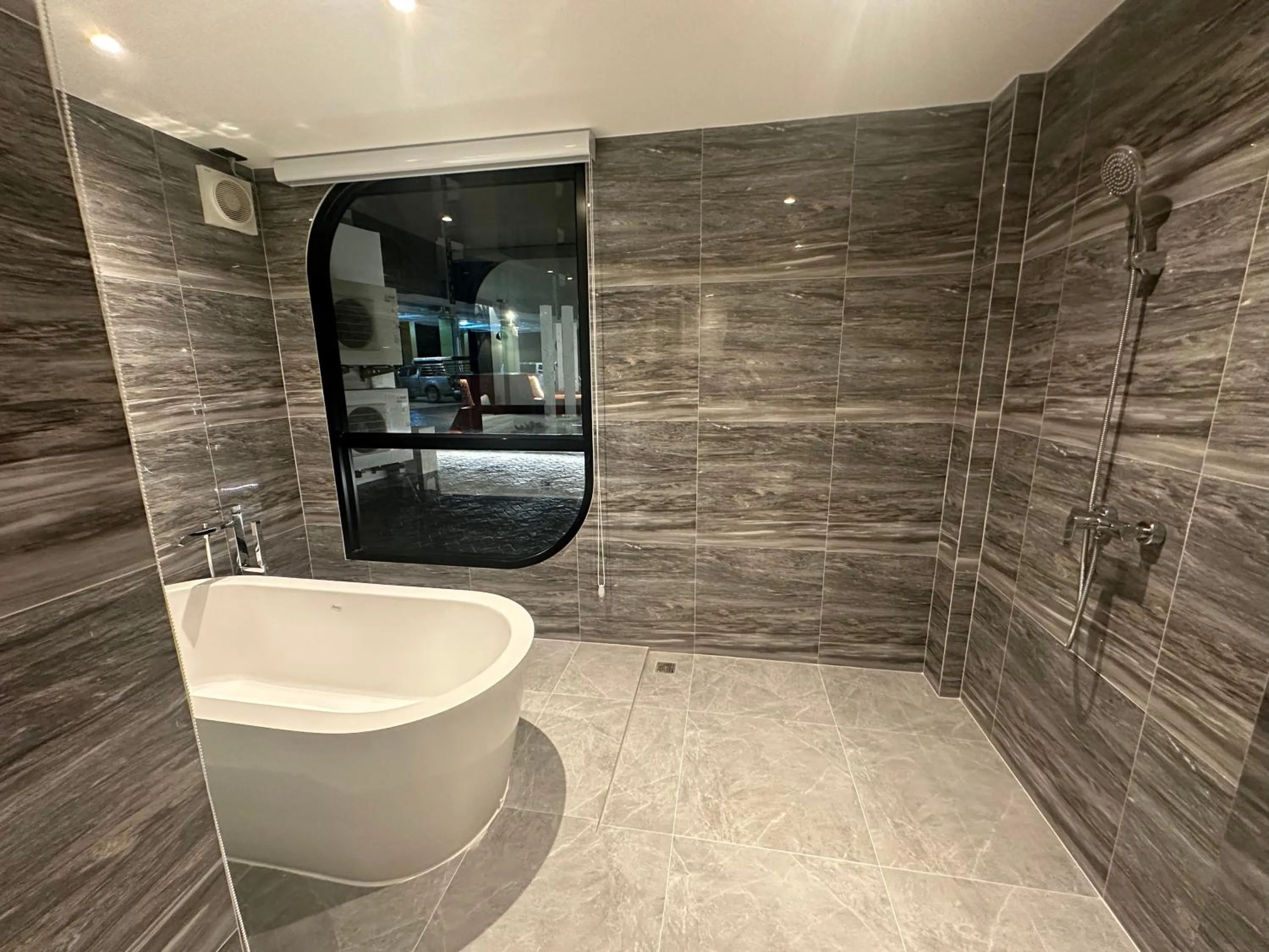 Shower in S3 Ayutthaya Hotel