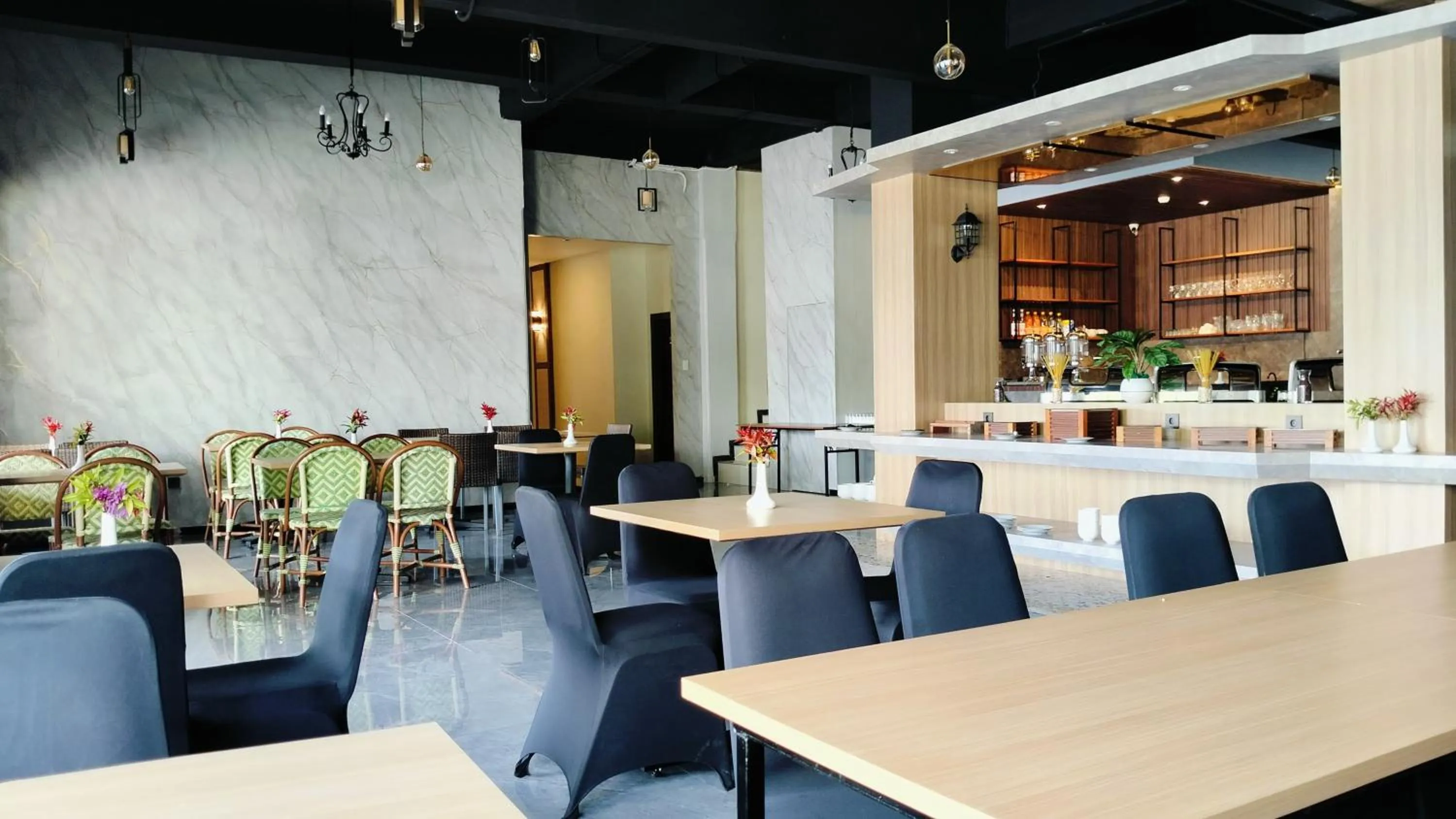 Restaurant/places to eat in Parkside Meuligoe Hotel