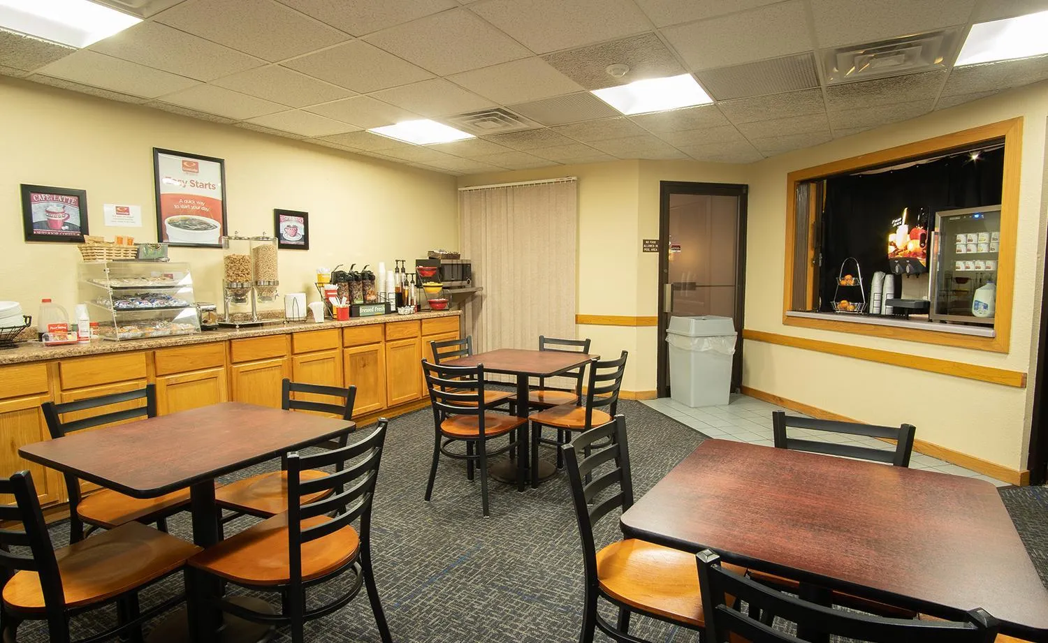Dining area in Coratel Inn and Suites By Jasper River Falls