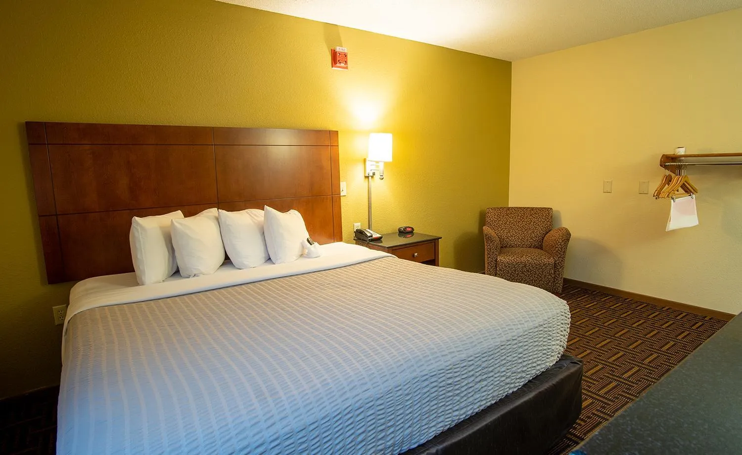 Bed in Coratel Inn and Suites By Jasper River Falls