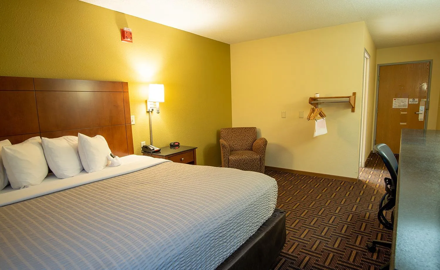 Bed in Coratel Inn and Suites By Jasper River Falls