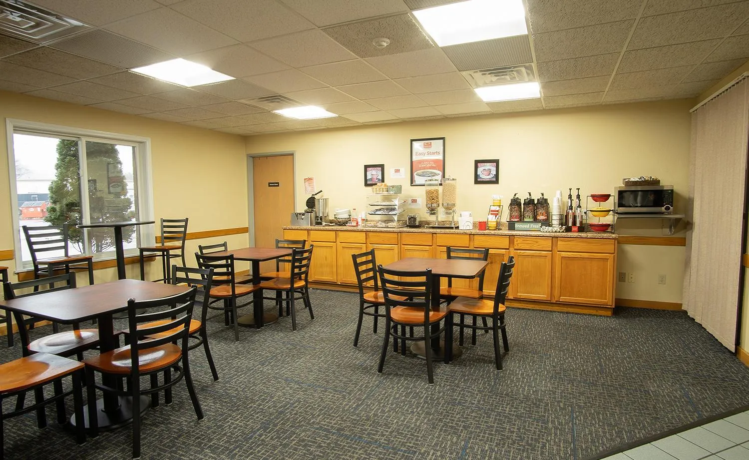 Dining area in Coratel Inn and Suites By Jasper River Falls