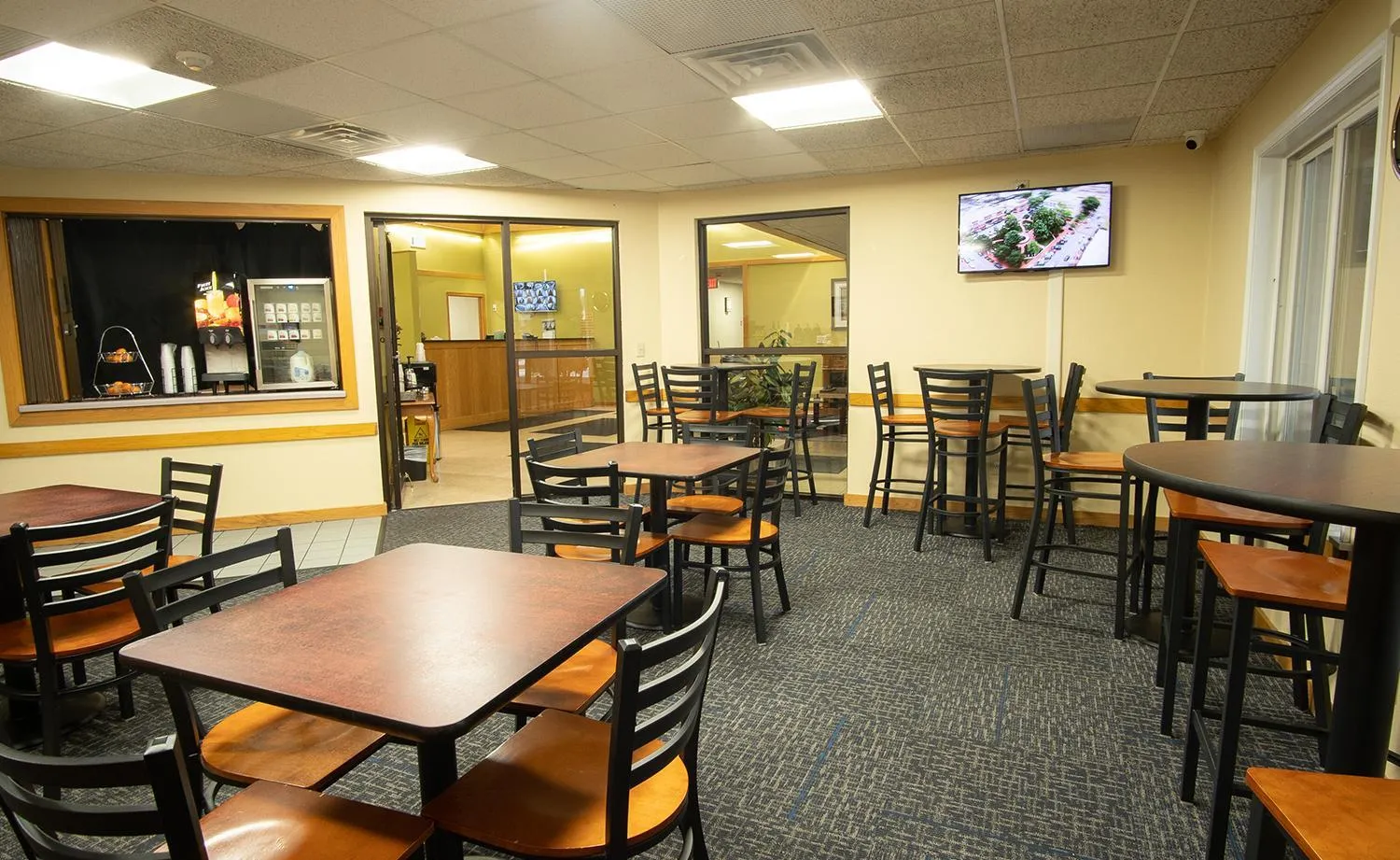 Dining area in Coratel Inn and Suites By Jasper River Falls