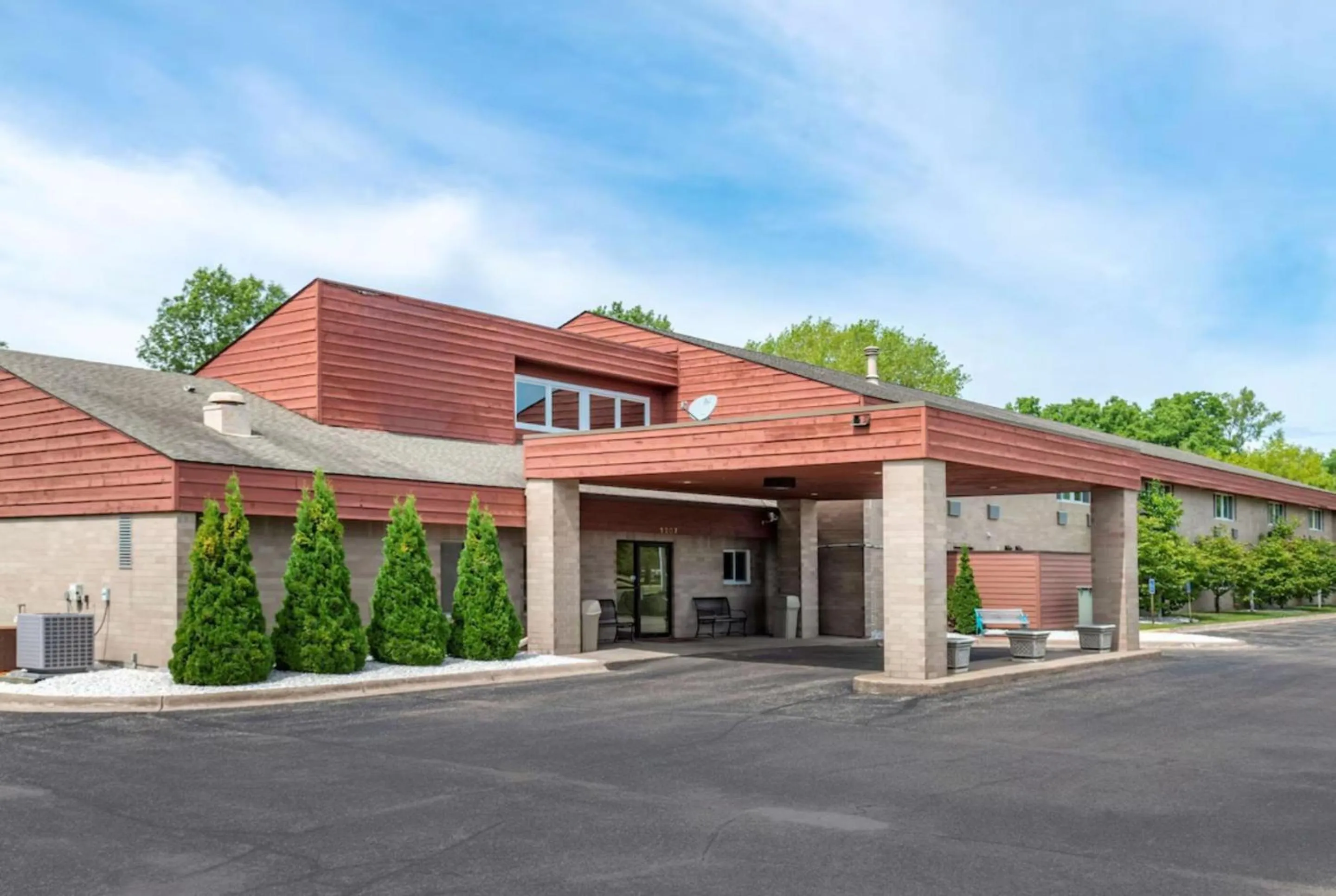 Property building in Coratel Inn and Suites By Jasper River Falls