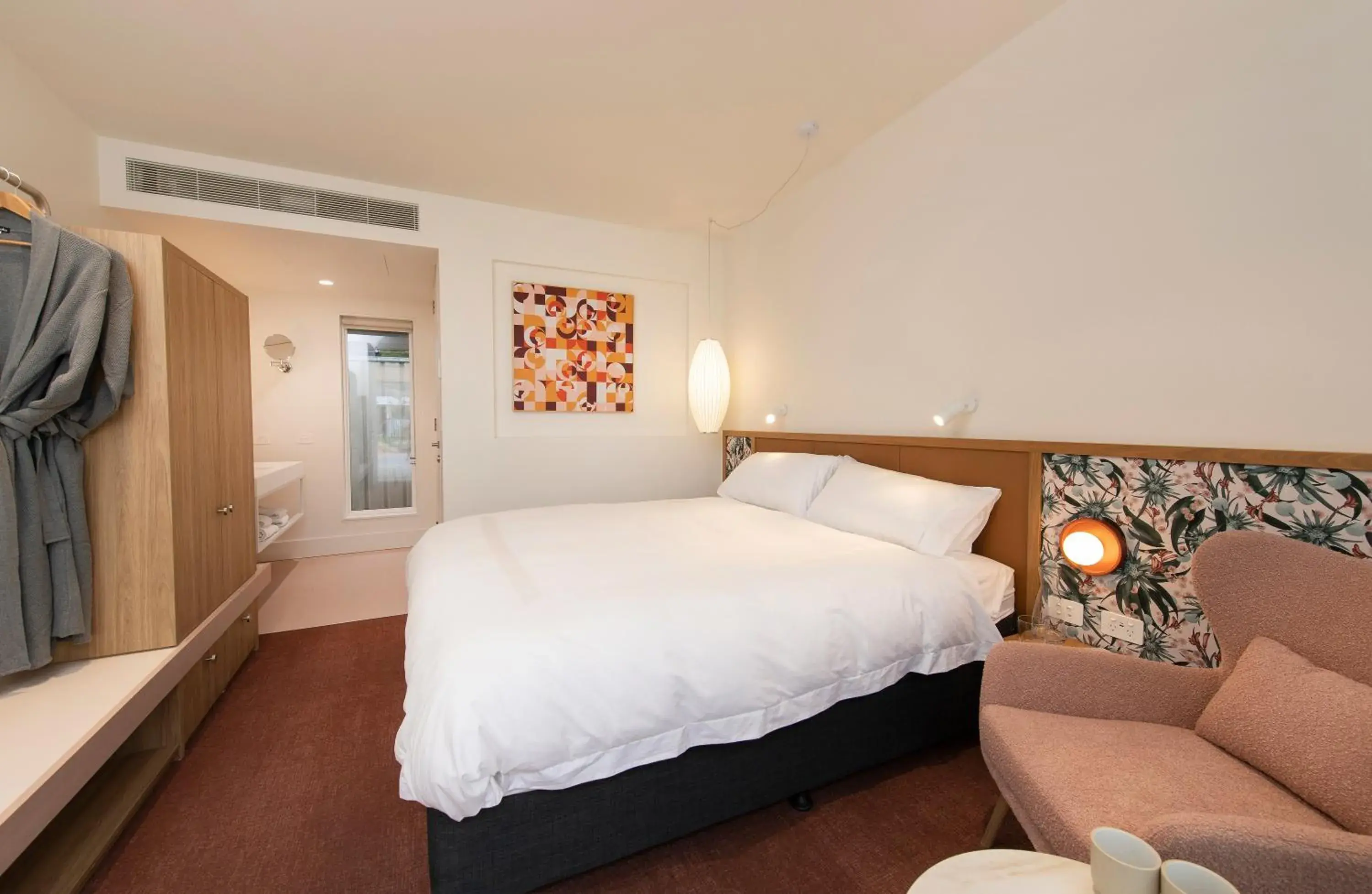 Superior King Room with Free Parking, Wifi, Welcome Drink and Mini-bar in Kar-Rama Hotel Superior King Room with Free Parking, Wifi, Welcome Drink and Mini-bar in Kar-Rama Hotel