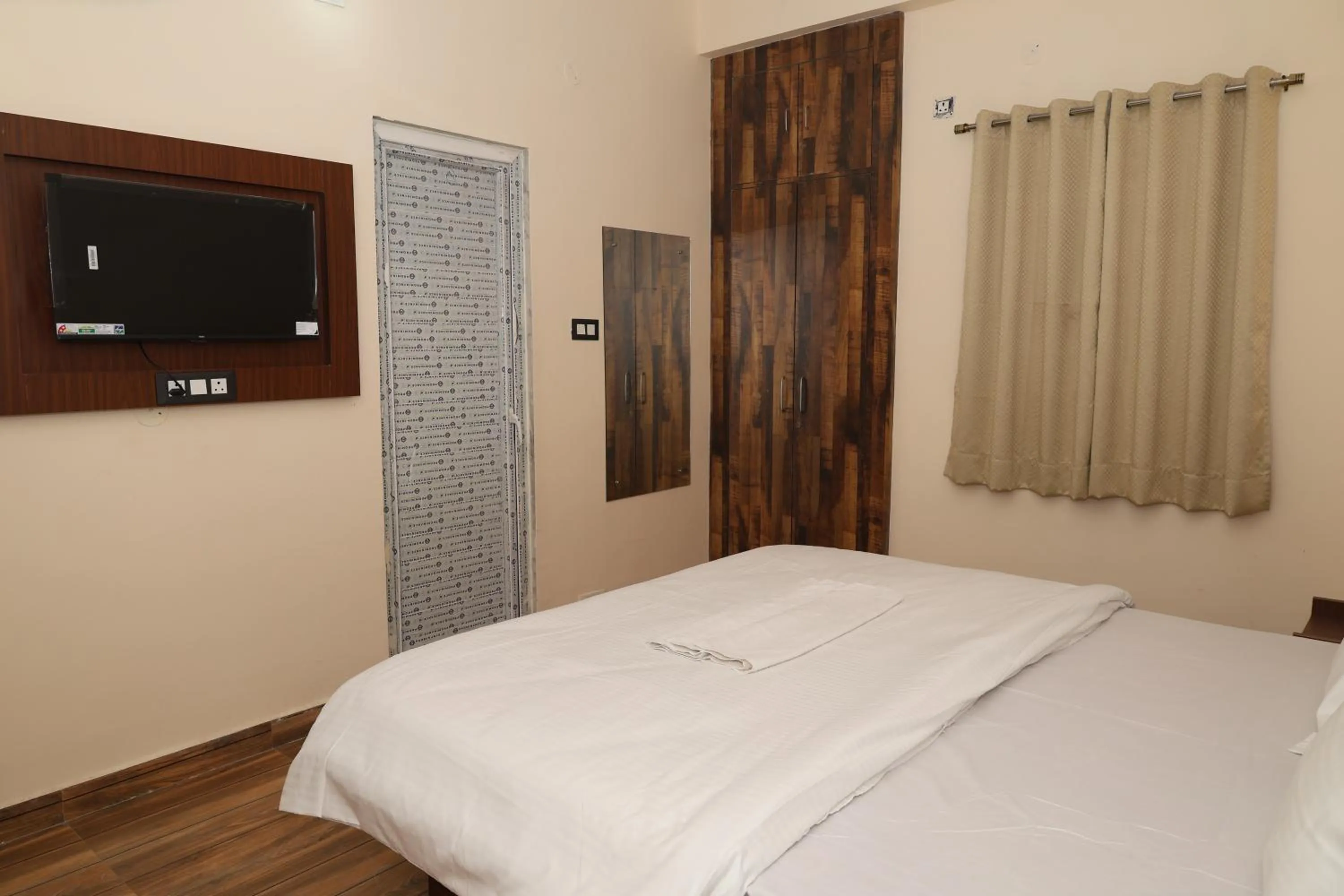 Bed in Hotel Siddhi Residency 200 meter from Aiims