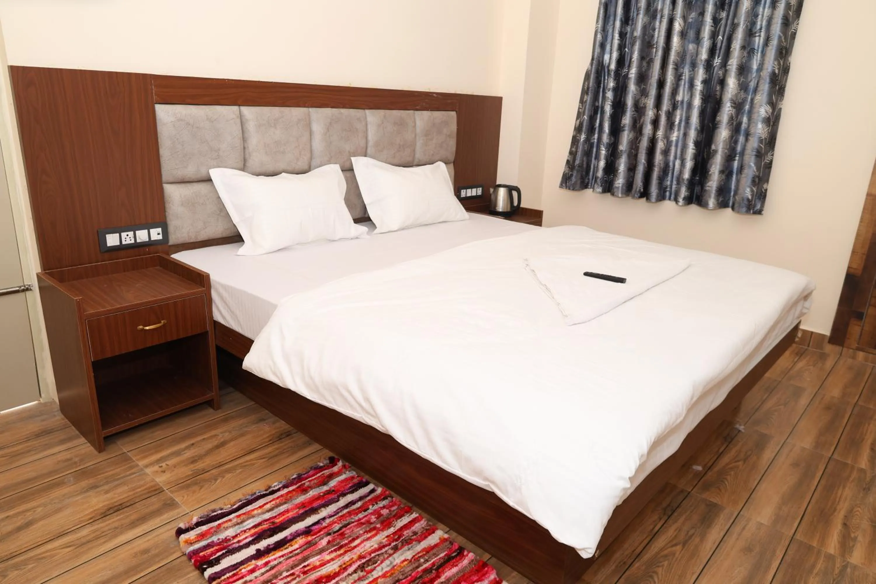 Bed in Hotel Siddhi Residency 200 meter from Aiims