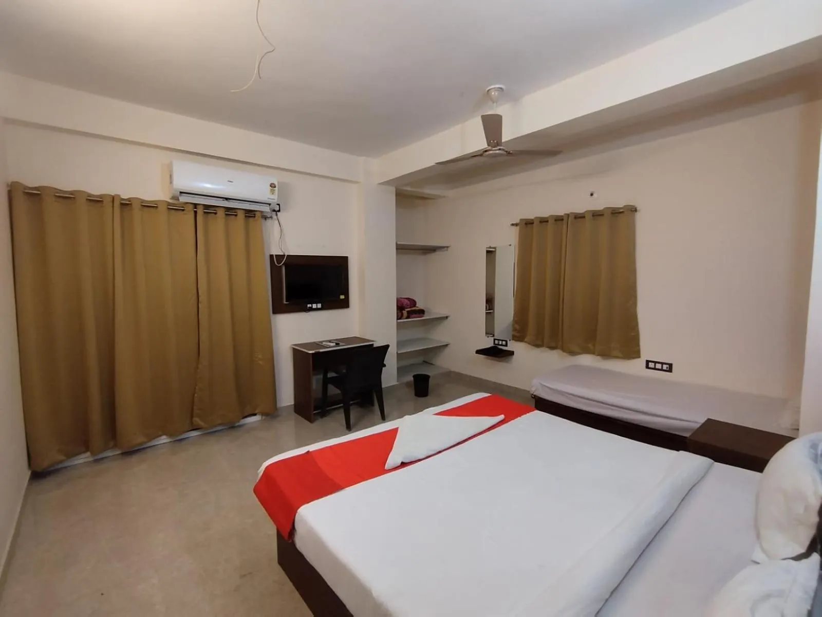 Bed in Hotel Siddhi Residency 200 meter from Aiims