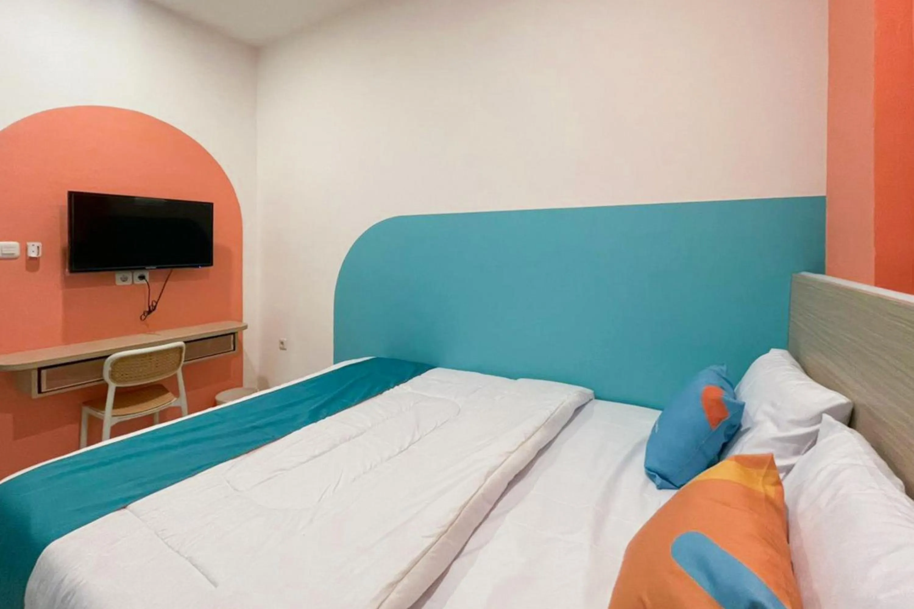 Bedroom, Bed in Sans Hotel Cengkareng