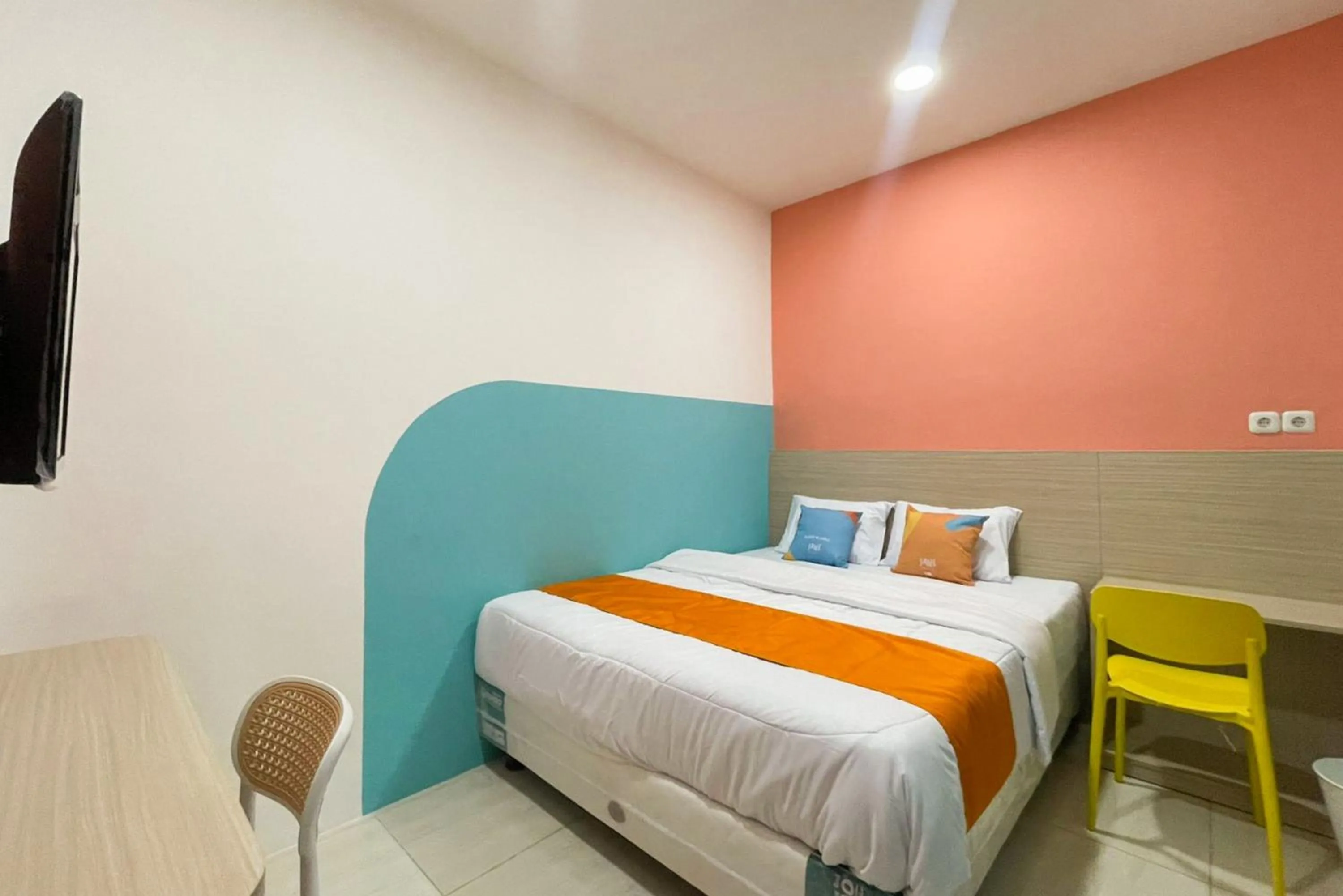 Bedroom, Bed in Sans Hotel Cengkareng