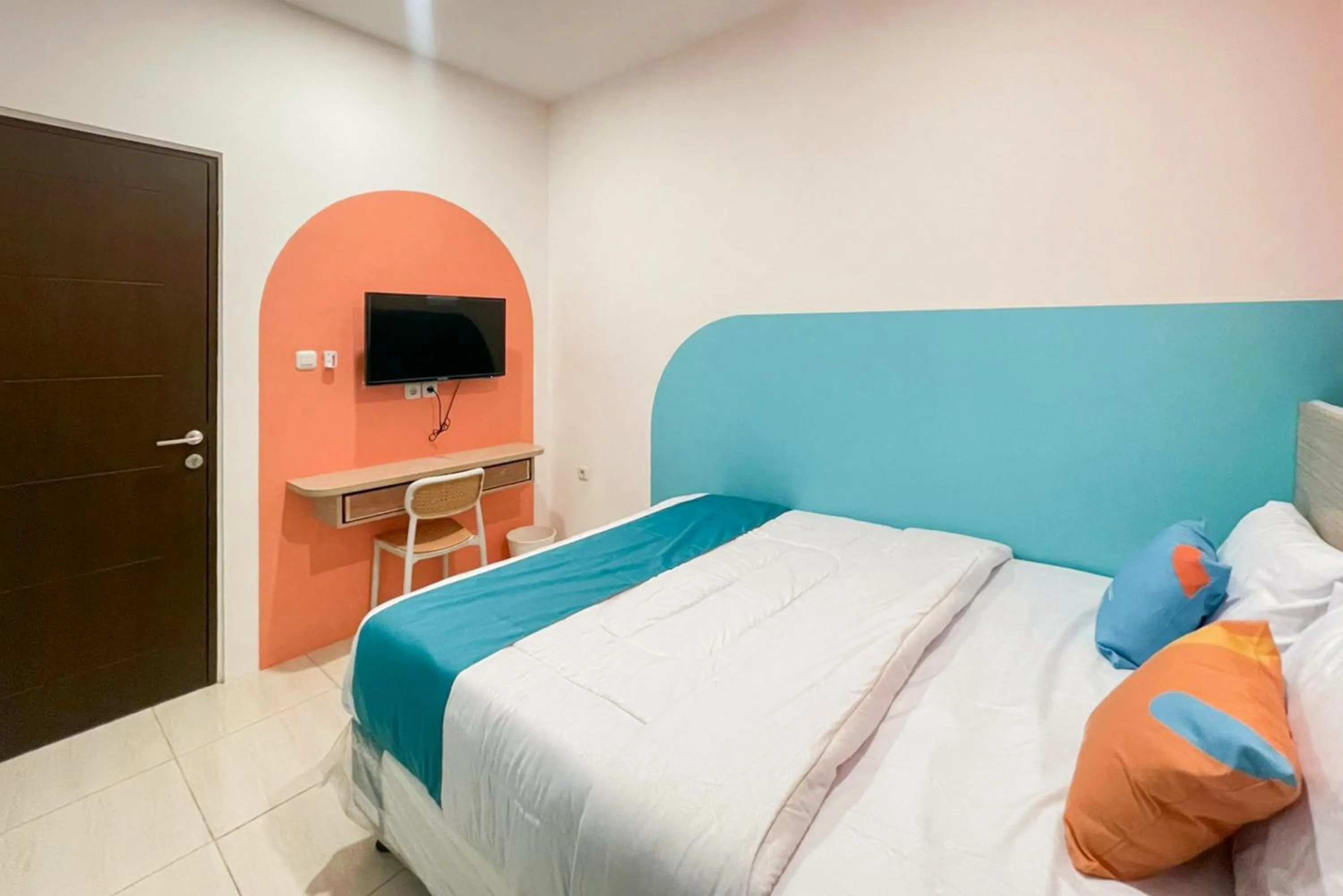 Bedroom, Bed in Sans Hotel Cengkareng