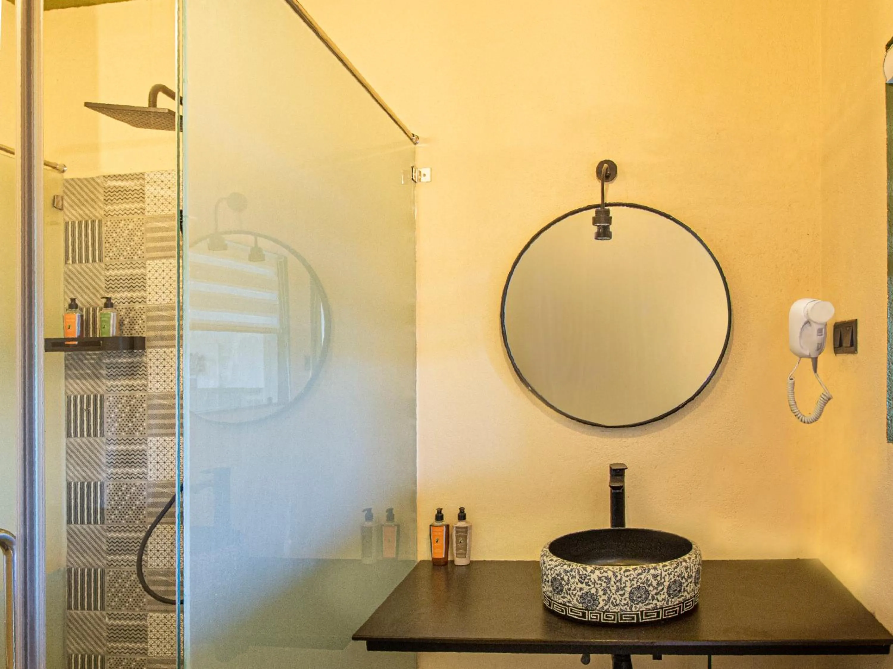 Shower in Amba Yaalu - Thema Collection "The first women-led hotel in Sri Lanka"