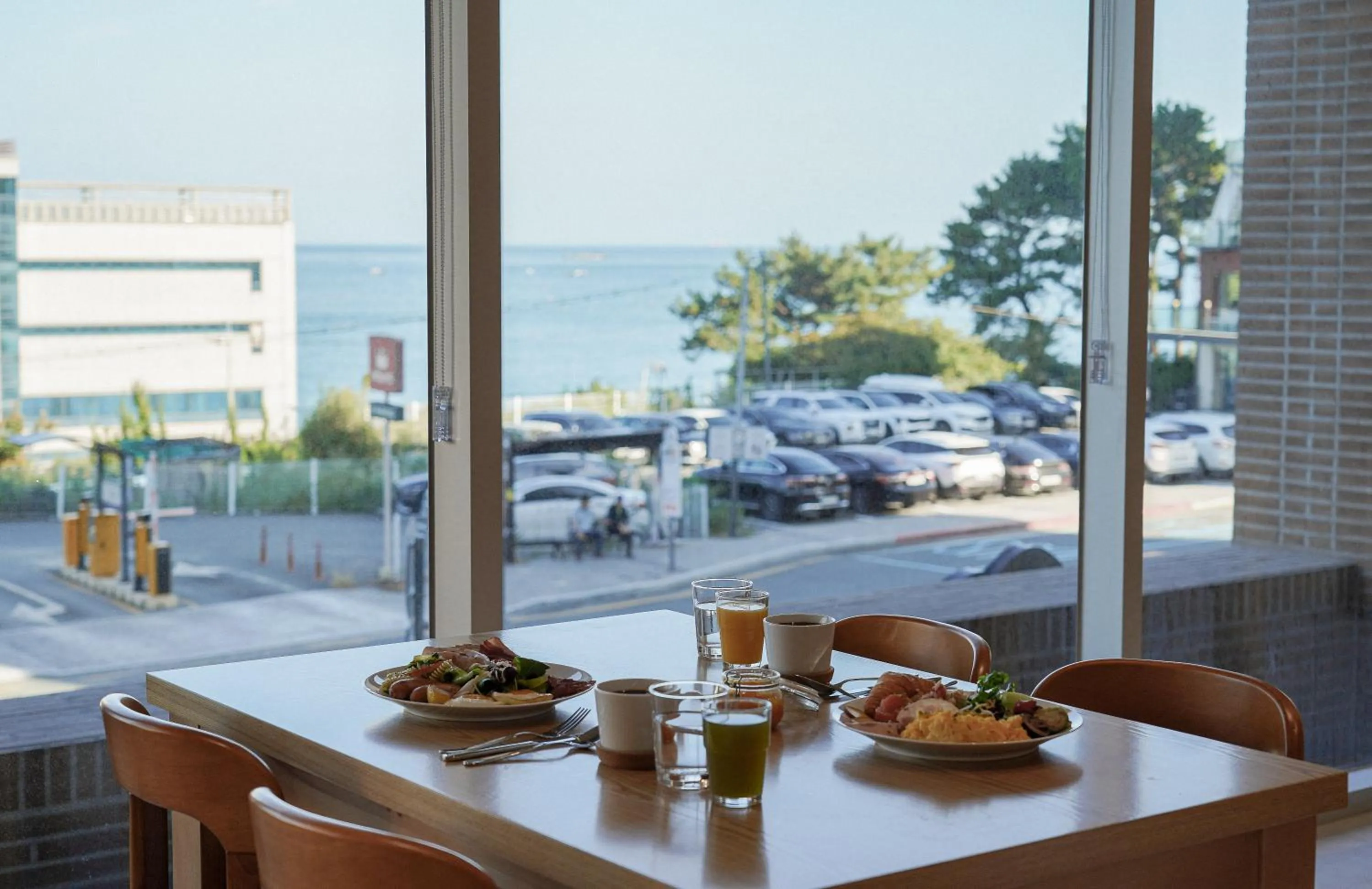 Restaurant/places to eat in Mer de laube Hotel