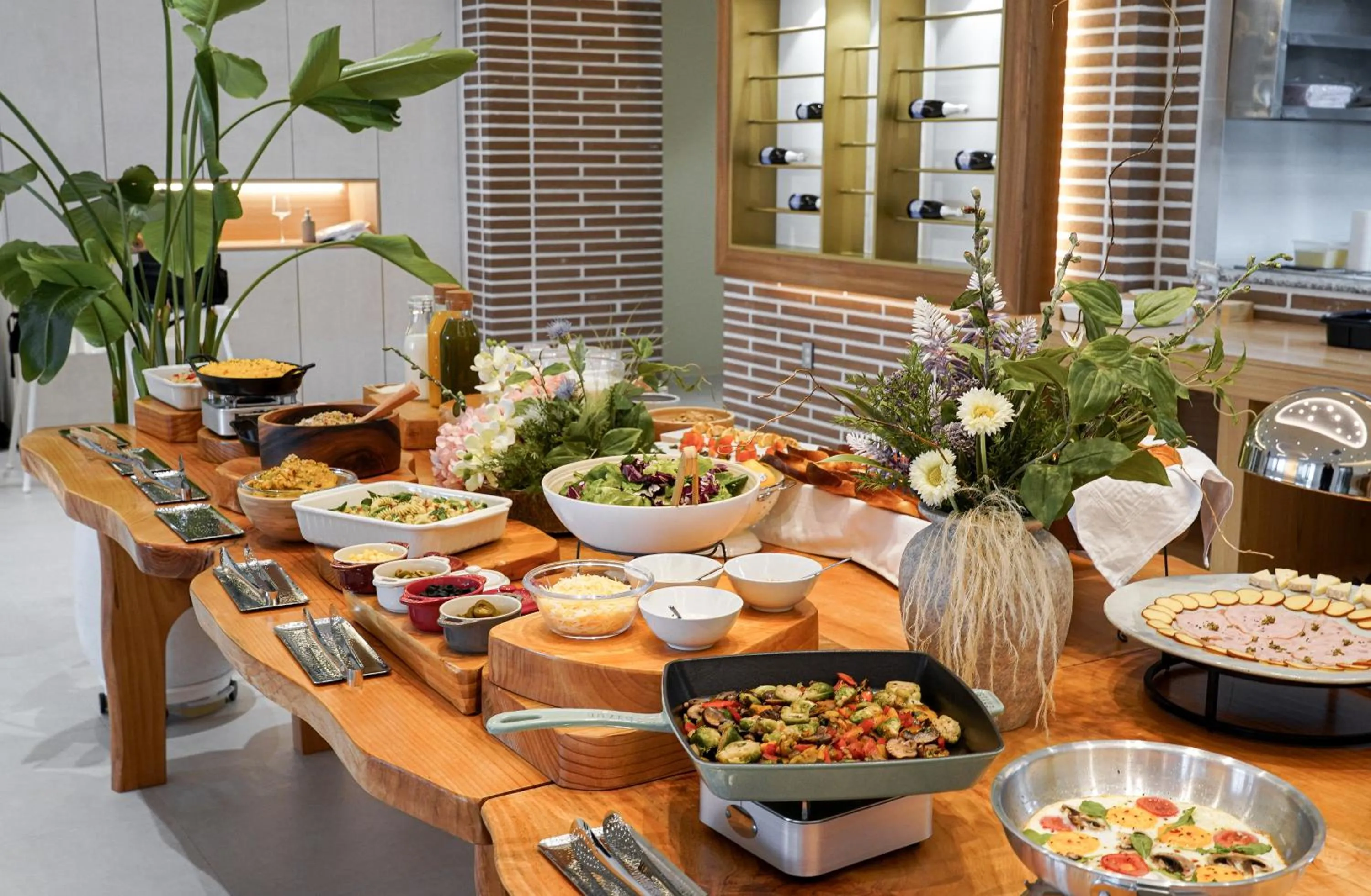 Restaurant/places to eat in Mer de laube Hotel