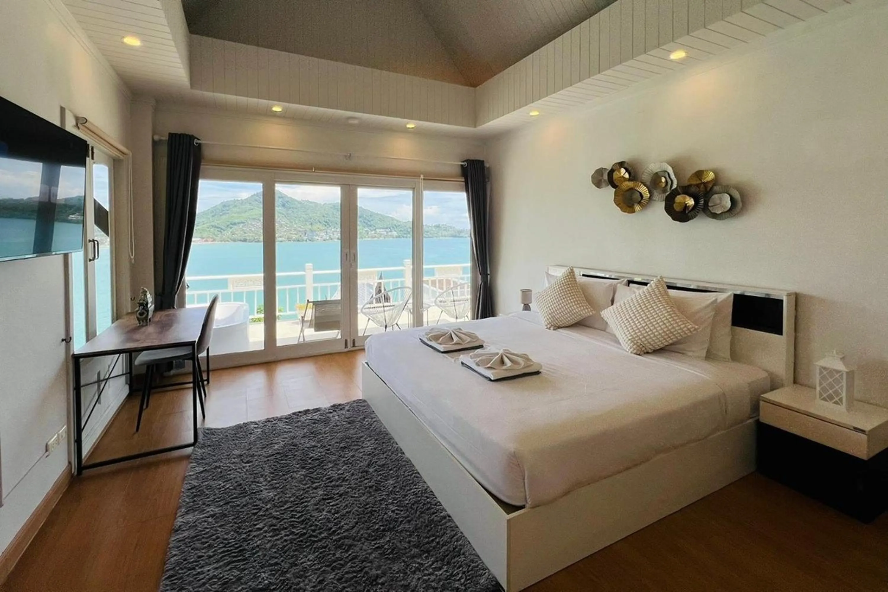 Bed in Panorama Ocean Villas, Kamala