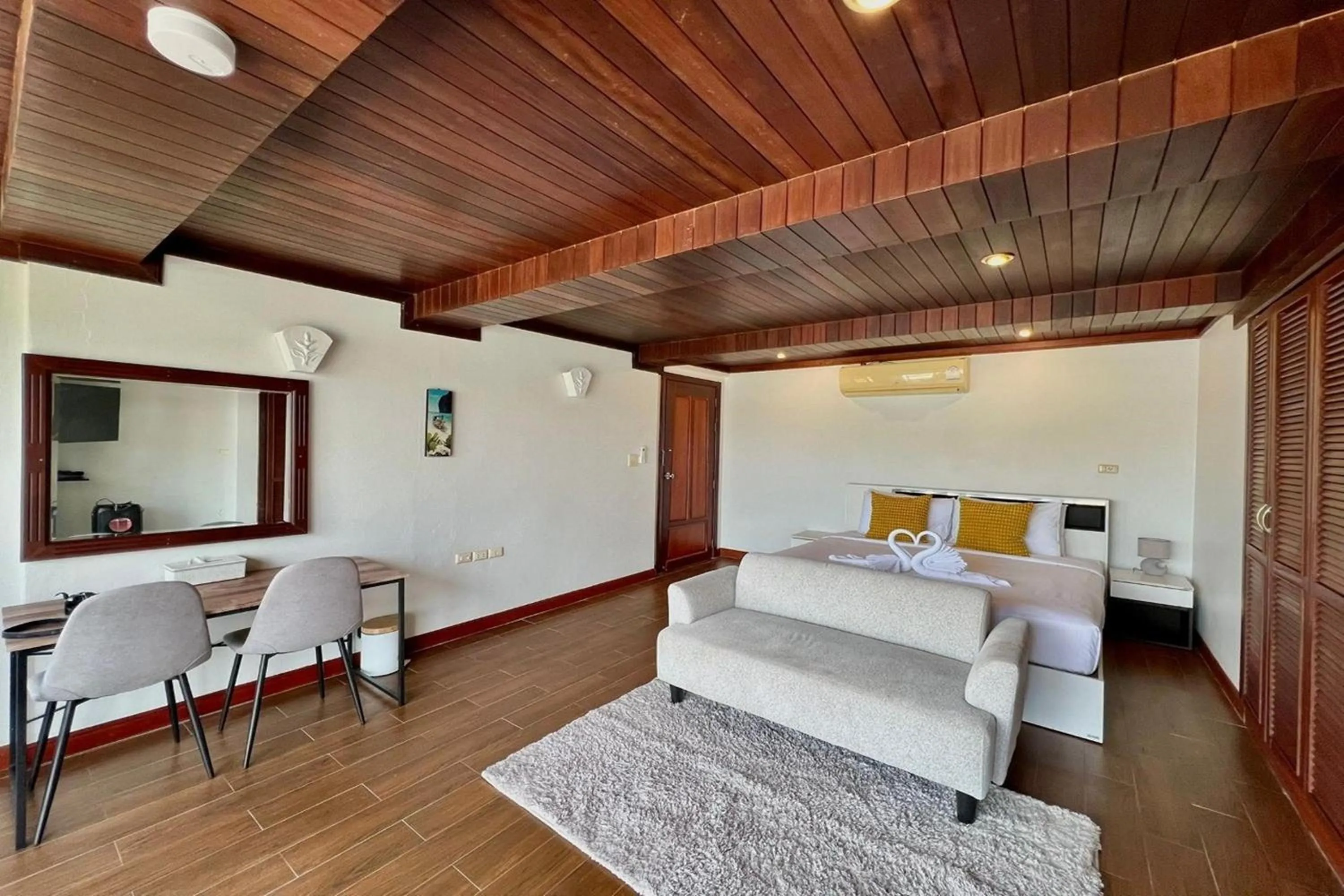 Bed in Panorama Ocean Villas, Kamala