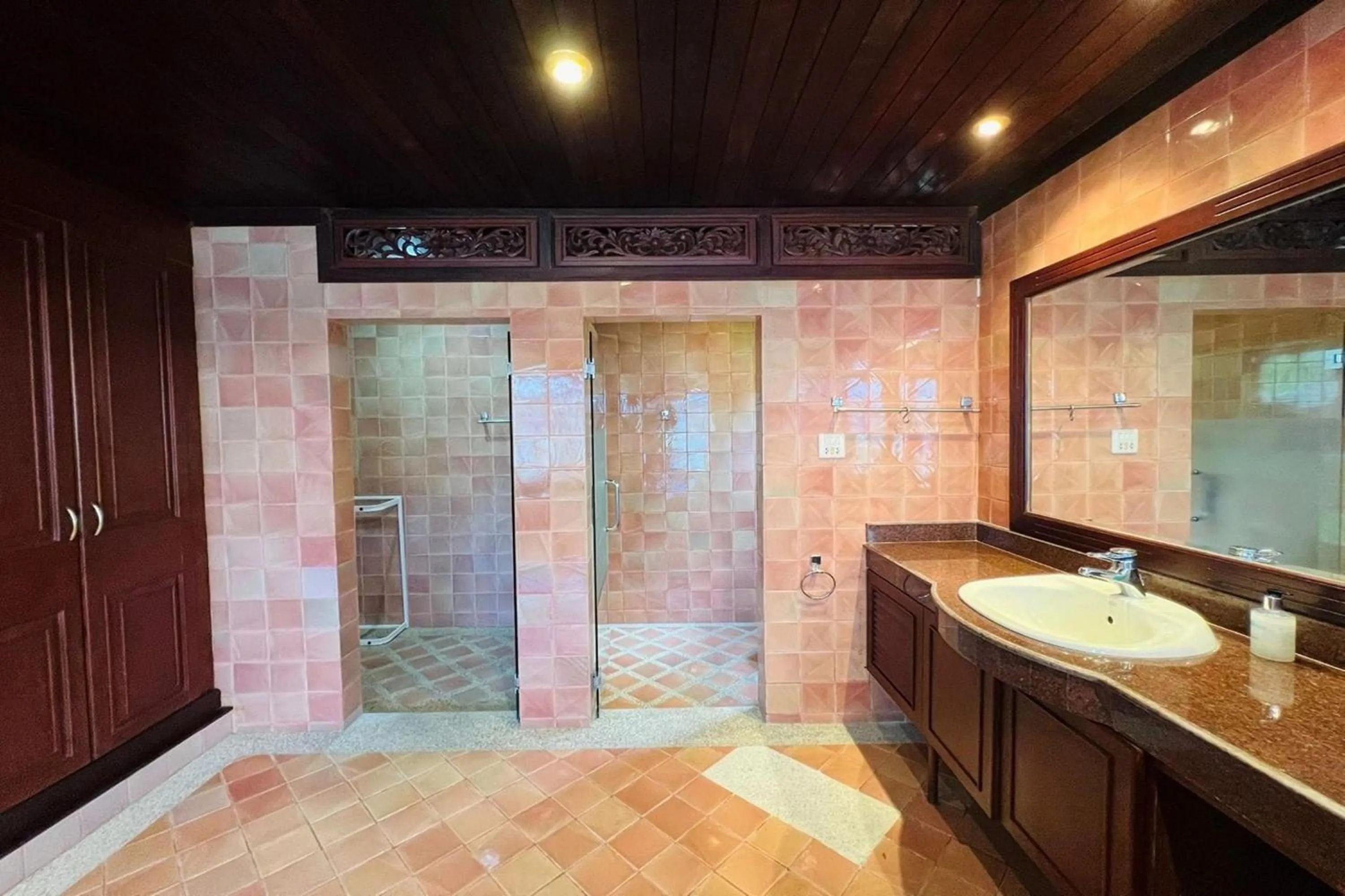 Bathroom in Panorama Ocean Villas, Kamala