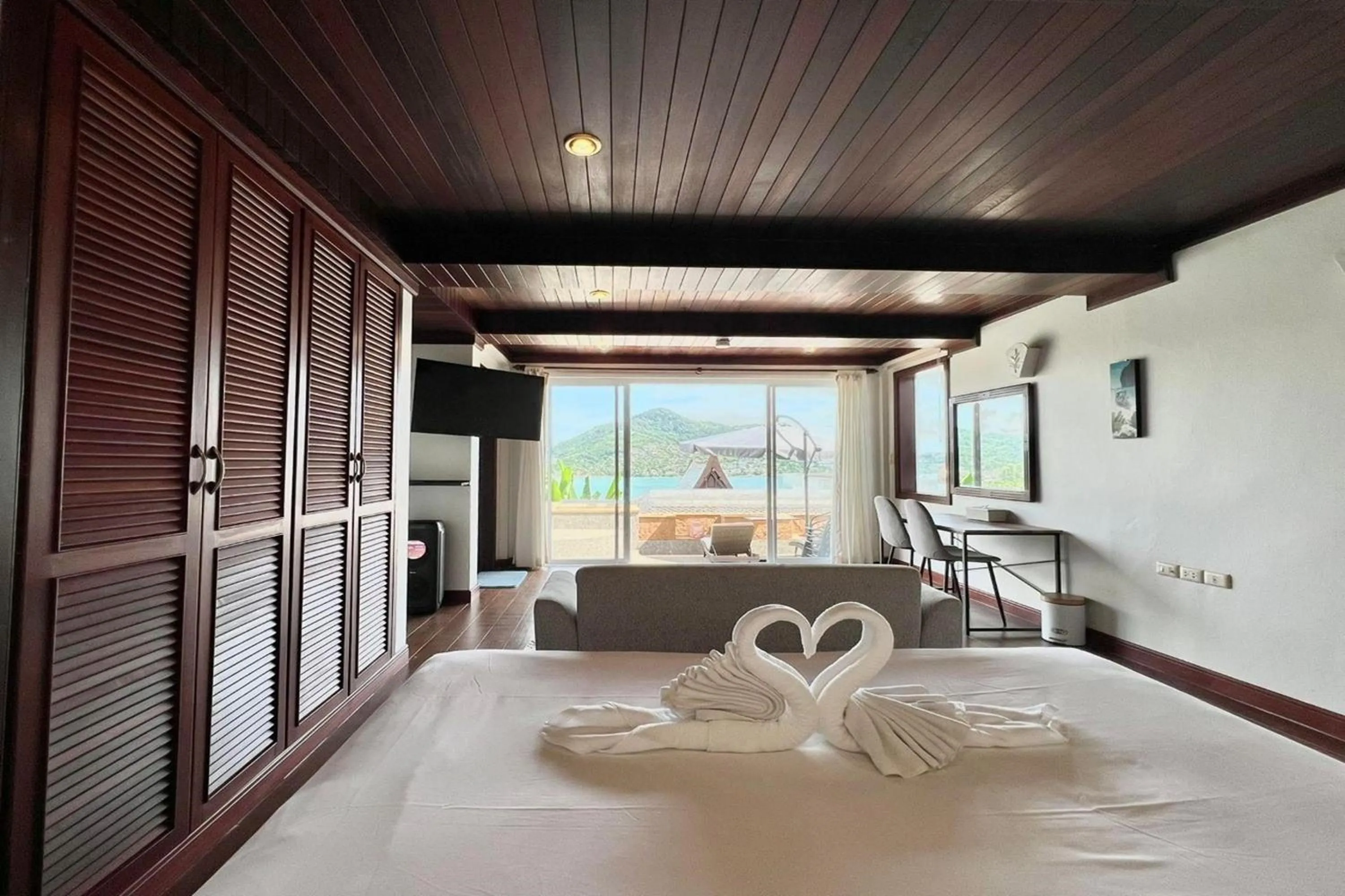 Bed in Panorama Ocean Villas, Kamala