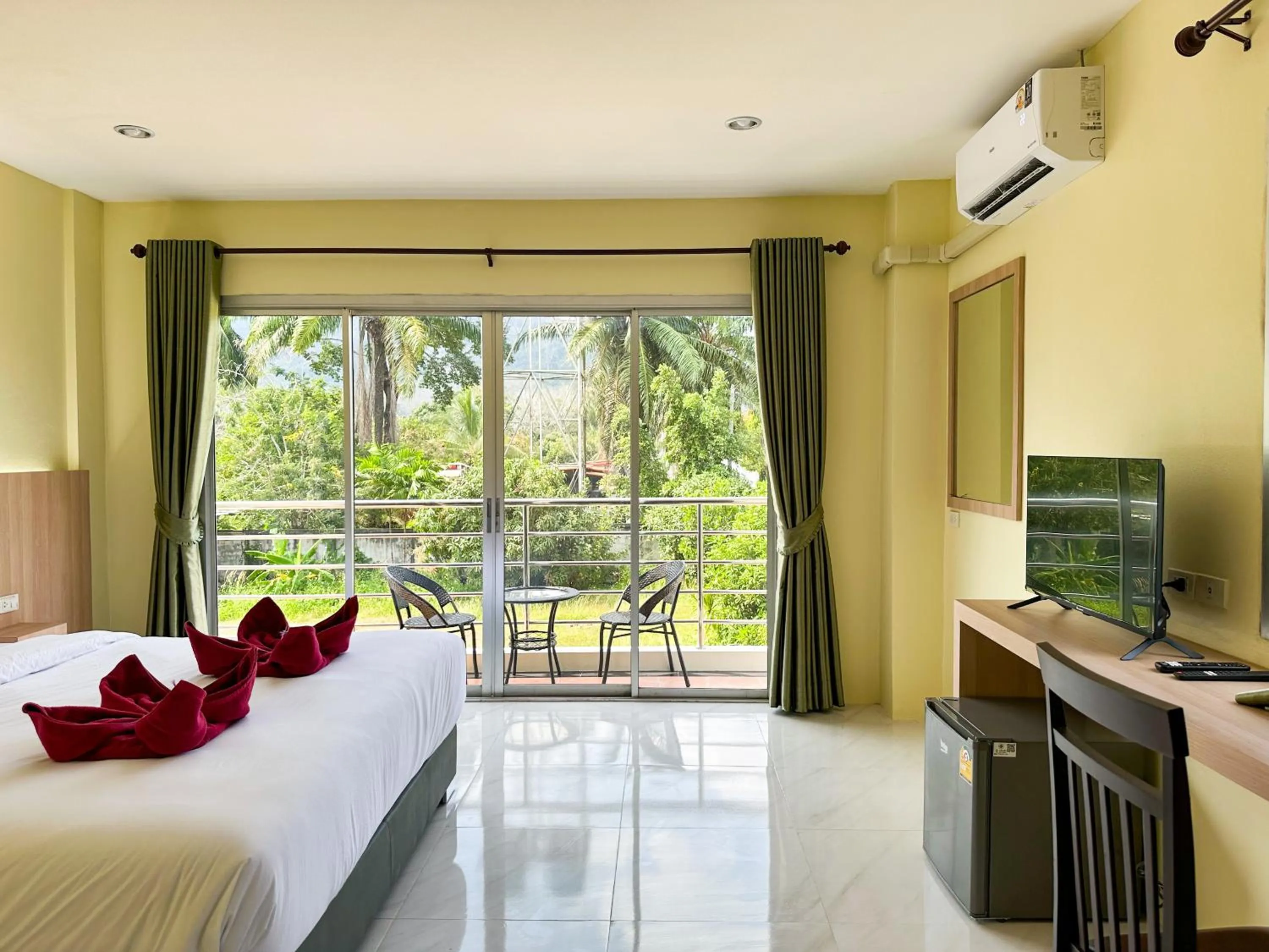 Photo of the whole room, Bed in Nan's Aonang