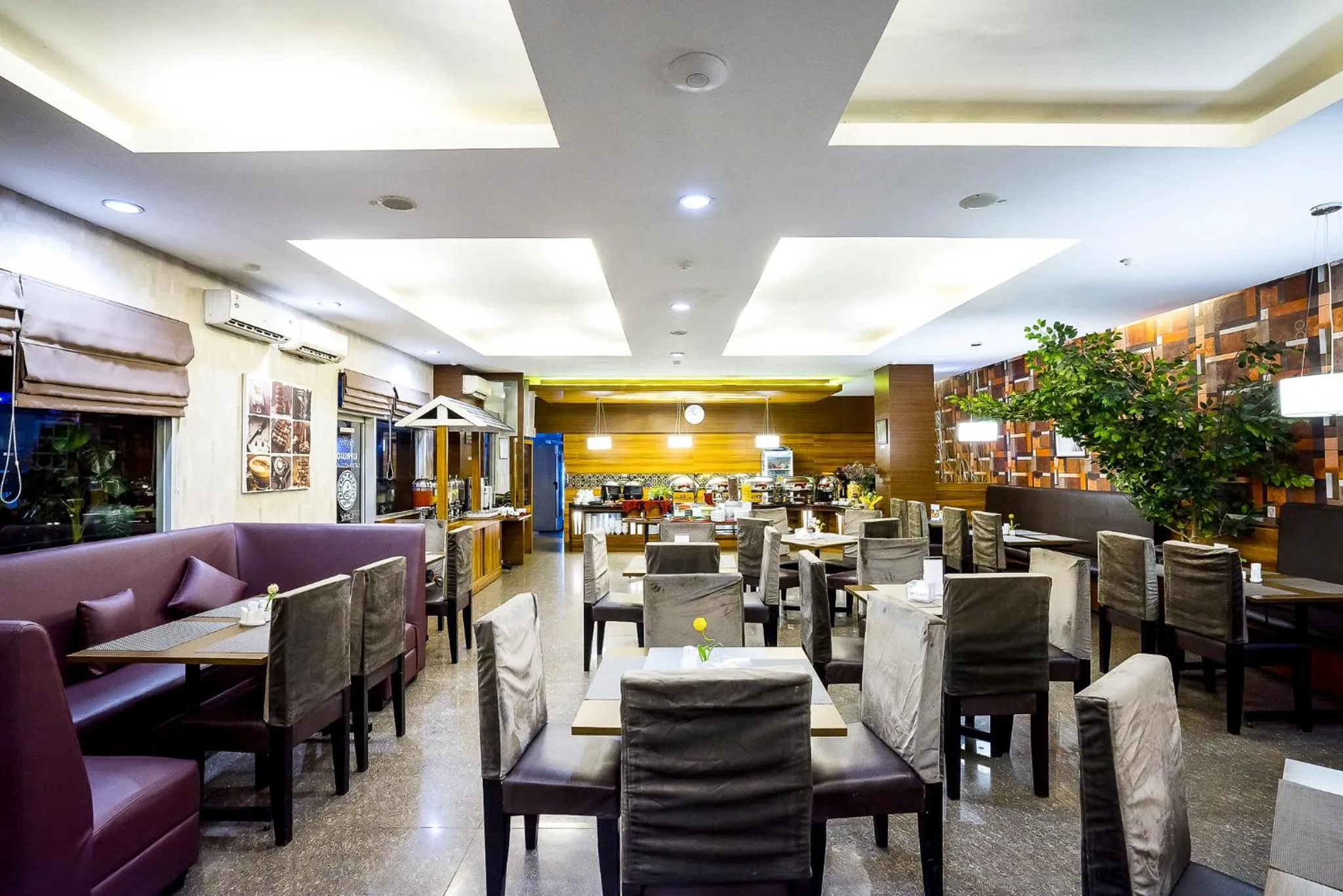 Restaurant/places to eat in Hotel Grand Kartika