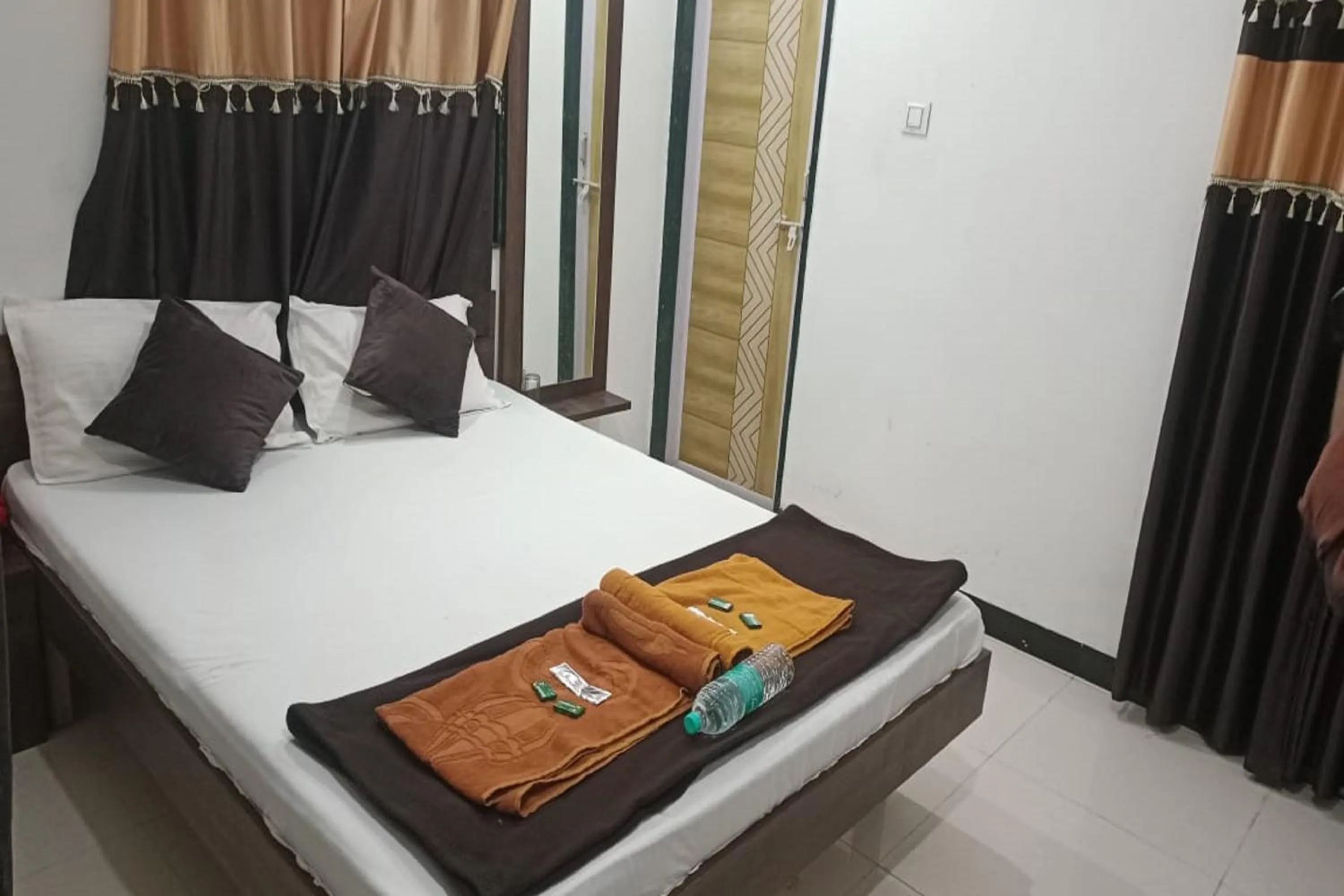 Bed in Hotel Kaanha - Dwarka
