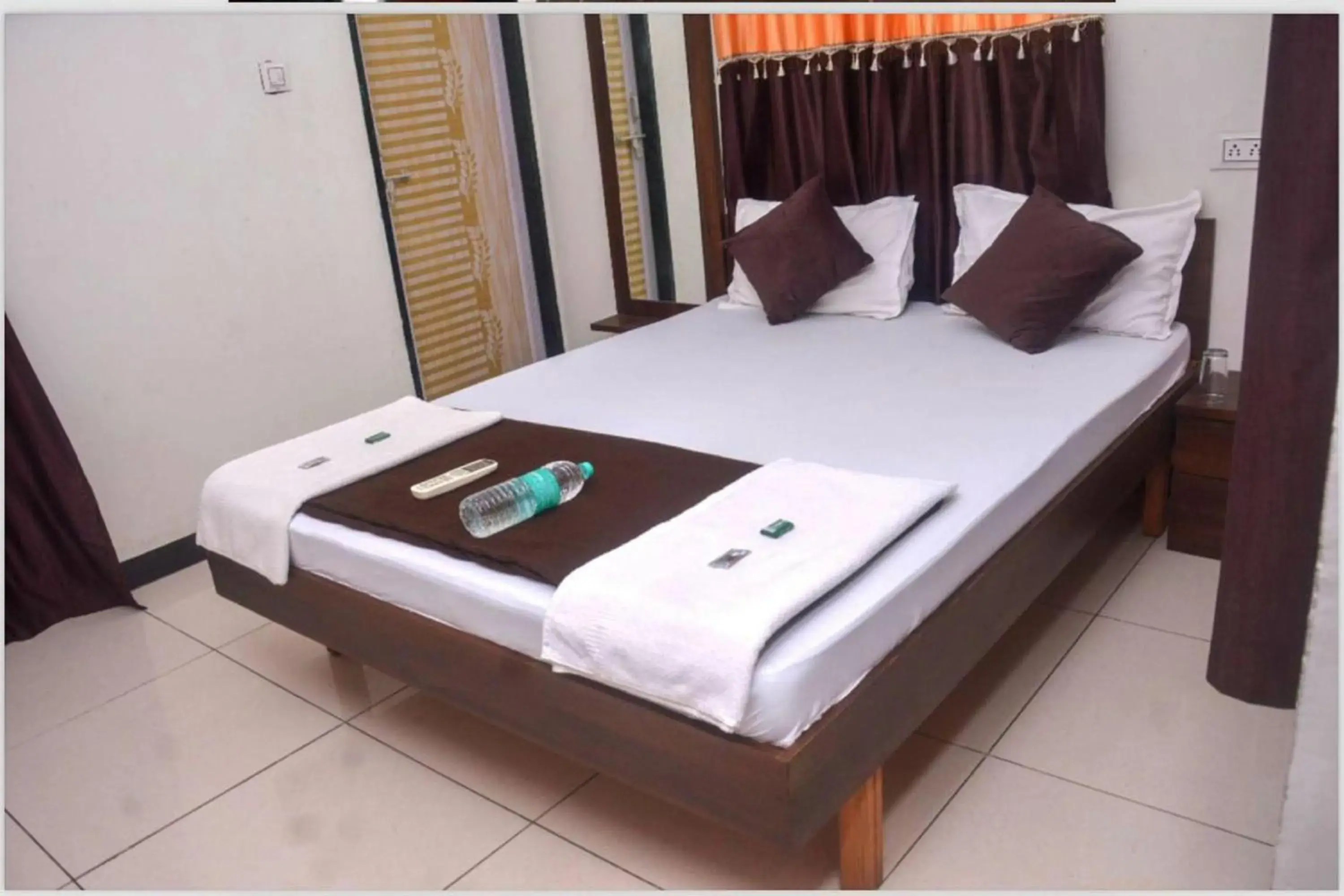 Deluxe Room in Hotel Kaanha - Dwarka Deluxe Room in Hotel Kaanha - Dwarka