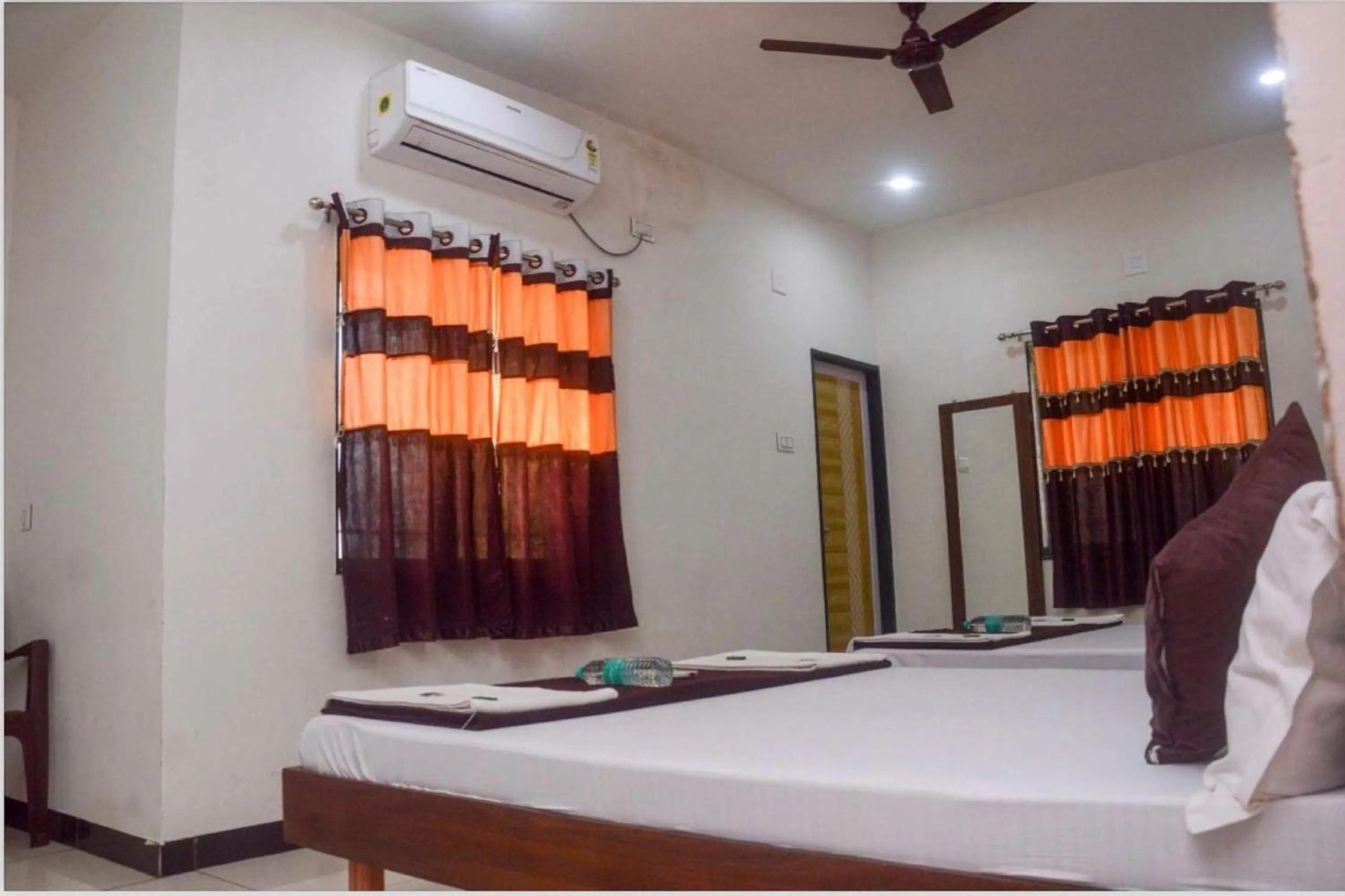 Bedroom, Bed in Hotel Kaanha - Dwarka