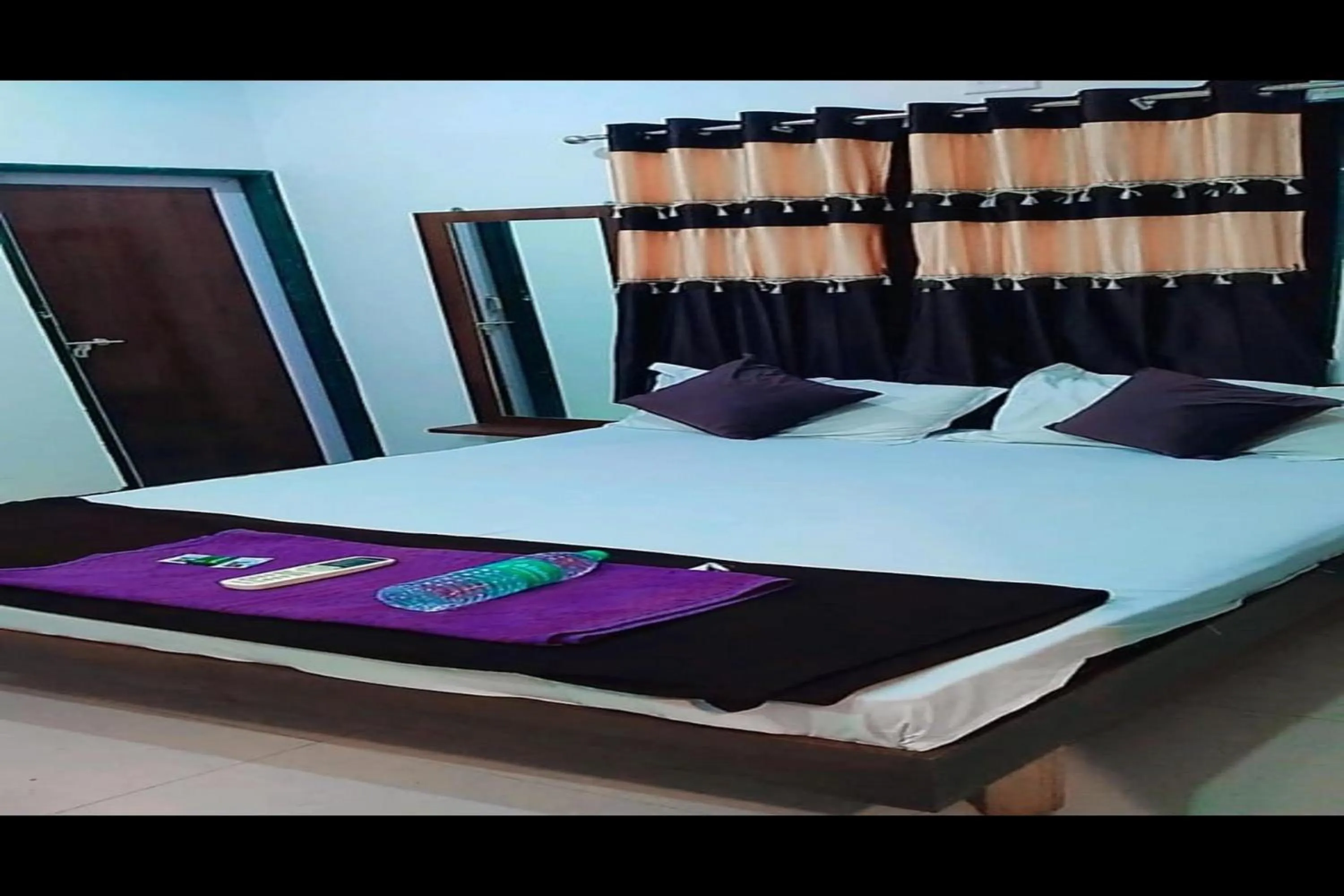 Bed in Hotel Kaanha - Dwarka