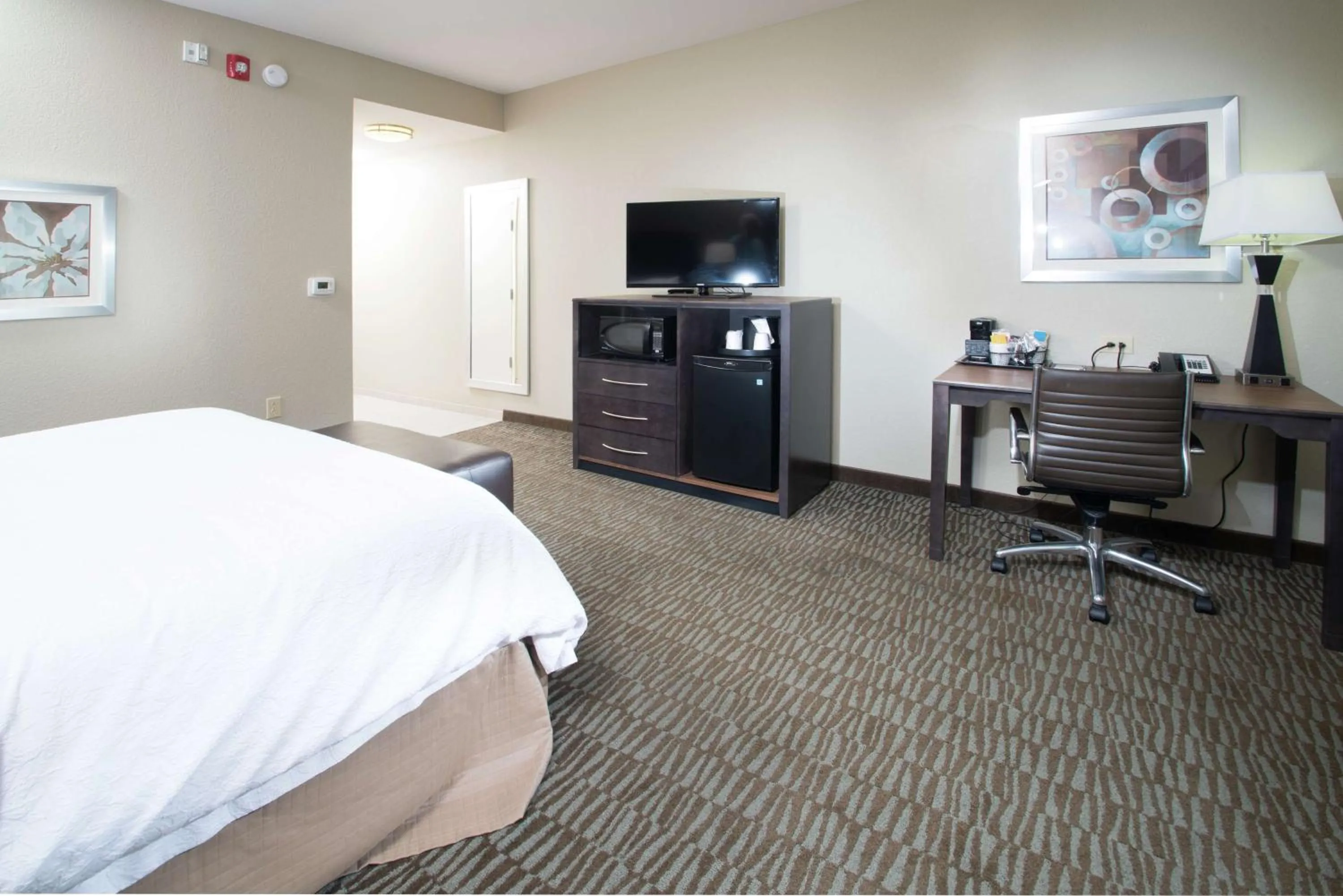 Bedroom, Bed in Hampton Inn Hernando, MS