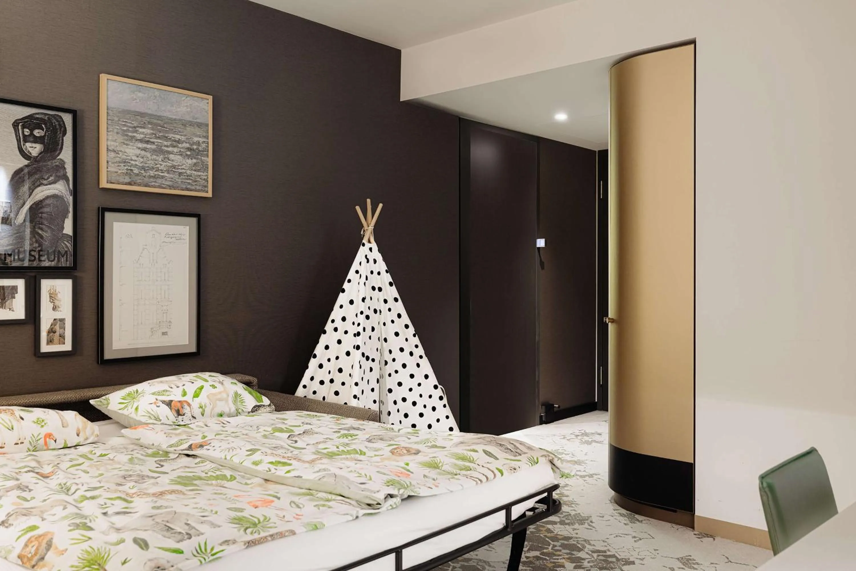 Bed in Hilton Amsterdam Airport Schiphol