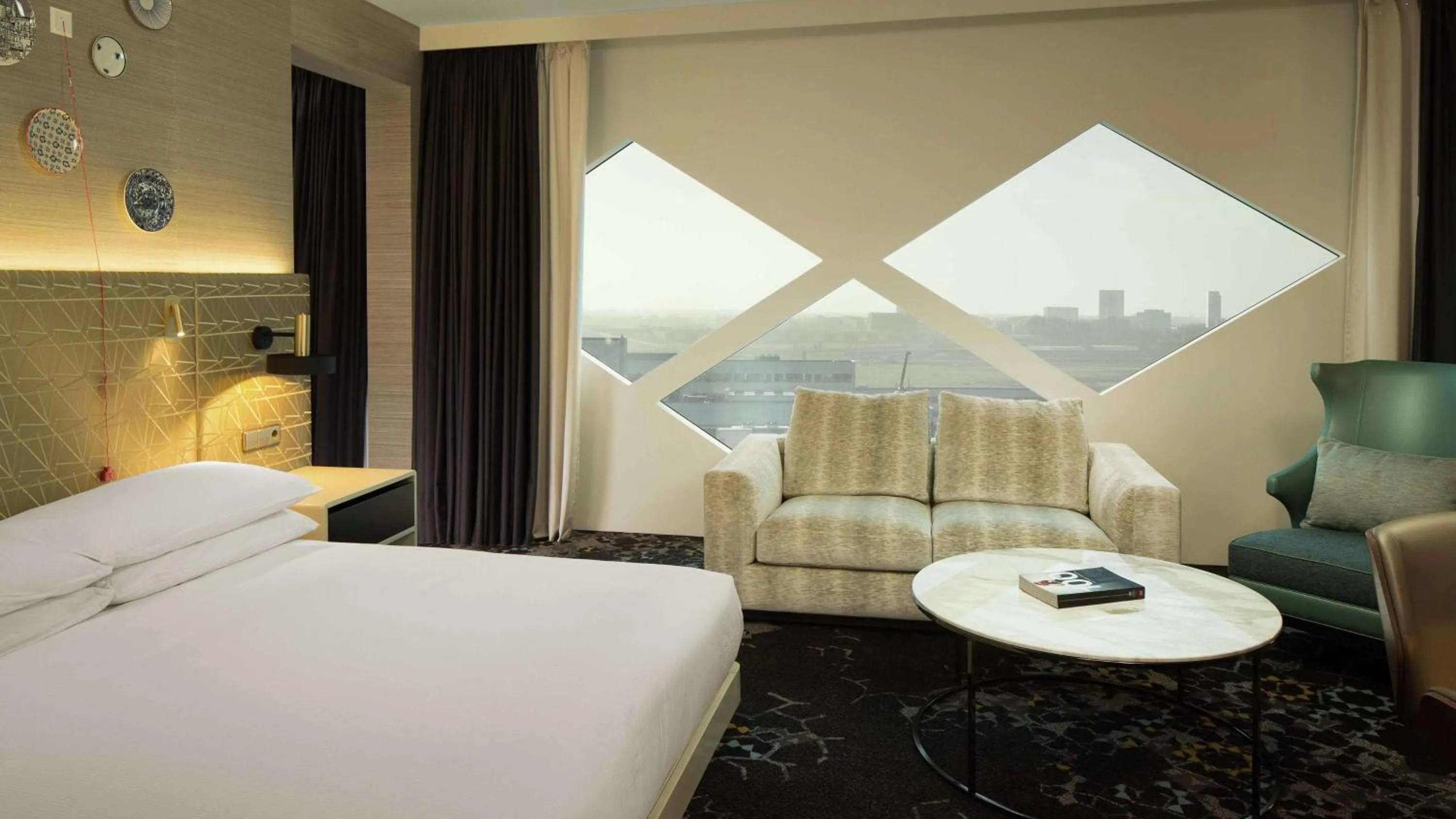 View (from property/room), Bed in Hilton Amsterdam Airport Schiphol