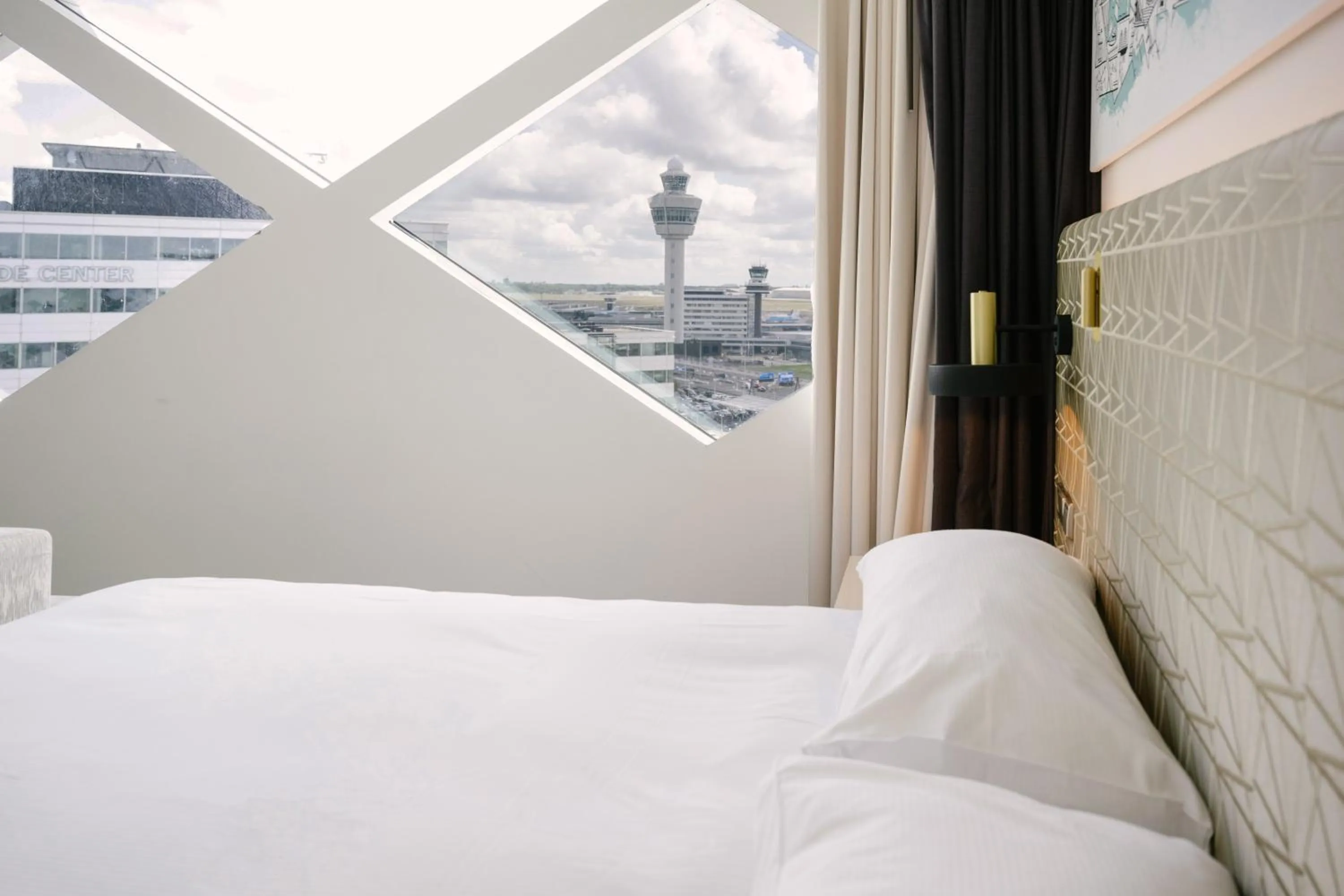 View (from property/room), Bed in Hilton Amsterdam Airport Schiphol