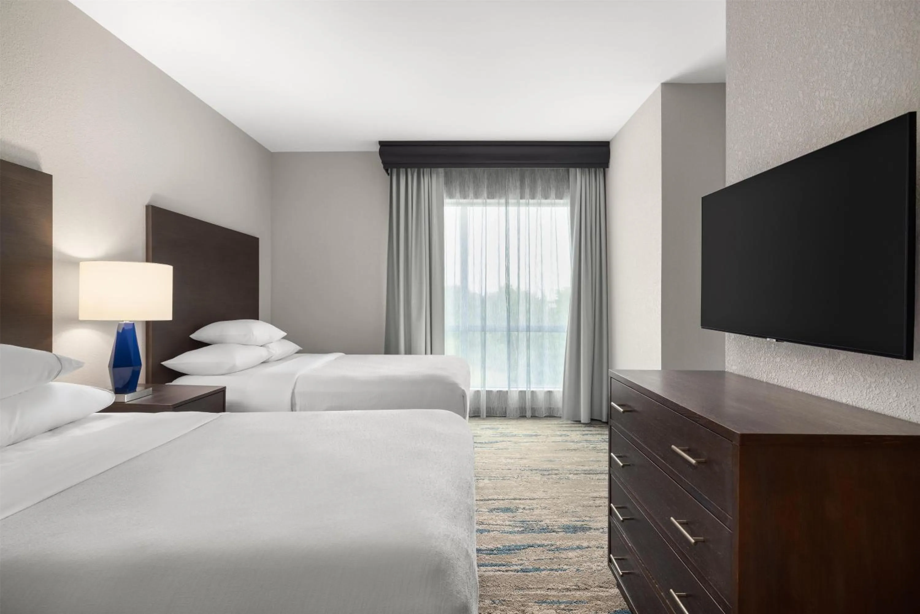 Bed in Embassy Suites Charlotte/Ayrsley