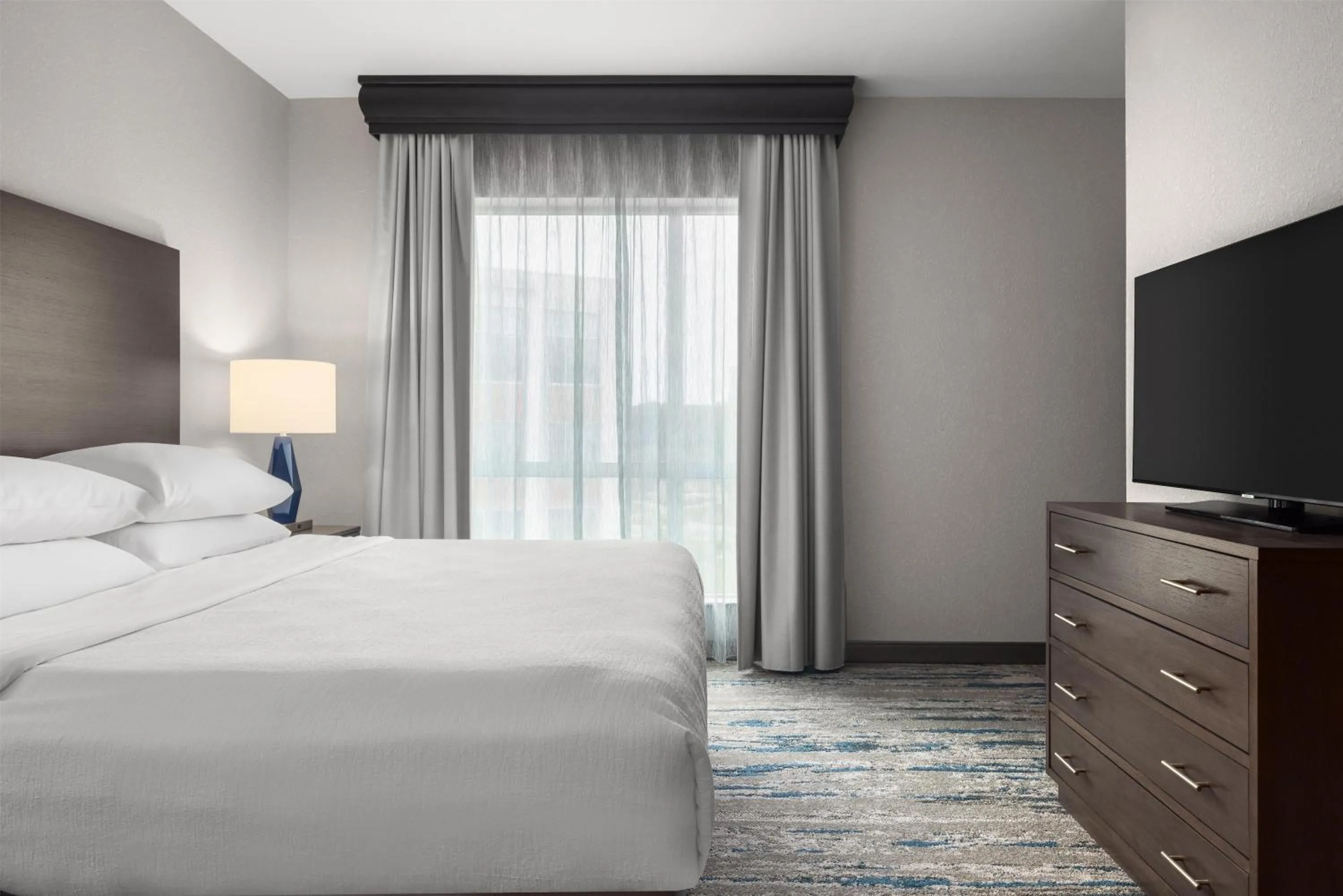 Bed in Embassy Suites Charlotte/Ayrsley