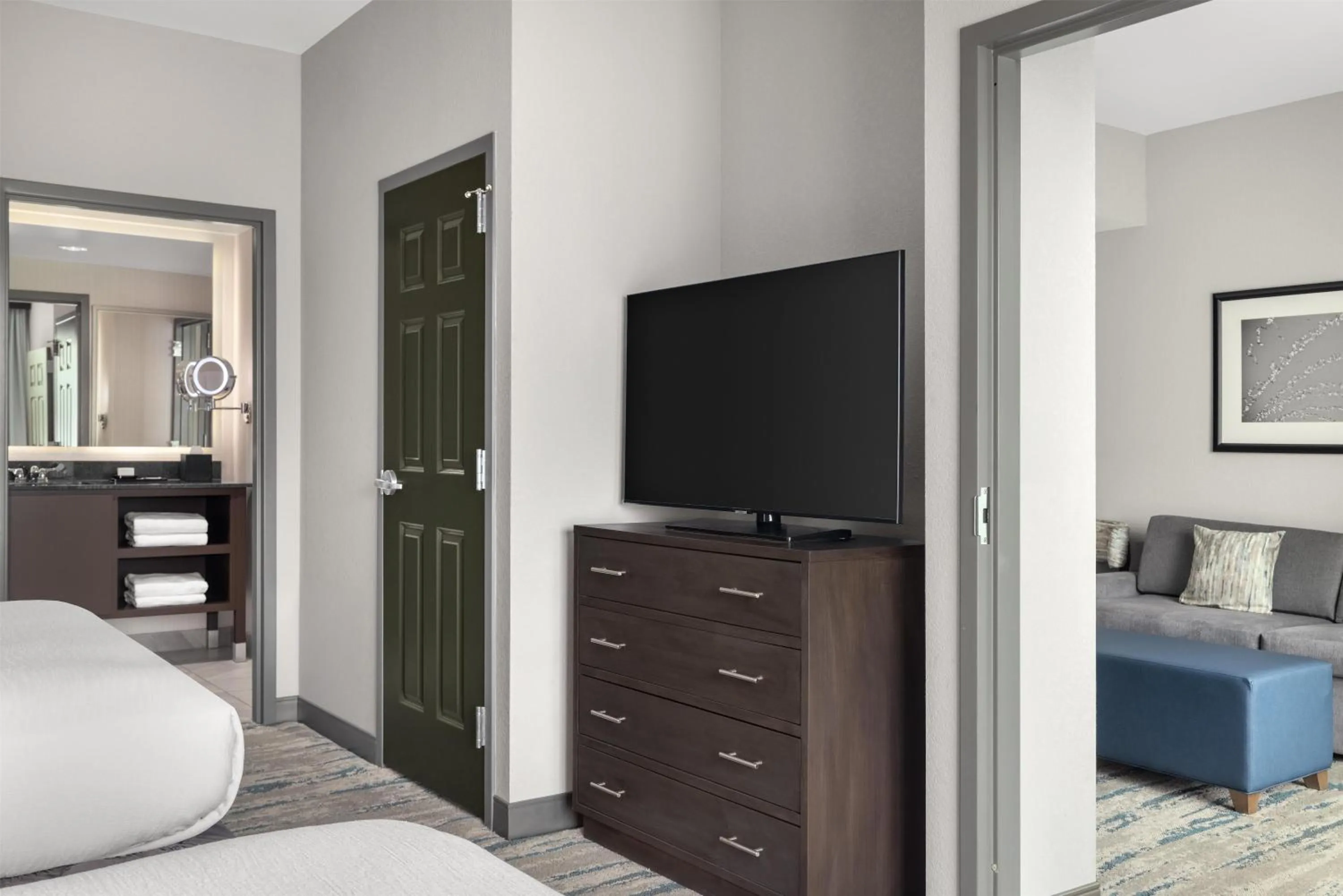 Bed in Embassy Suites Charlotte/Ayrsley