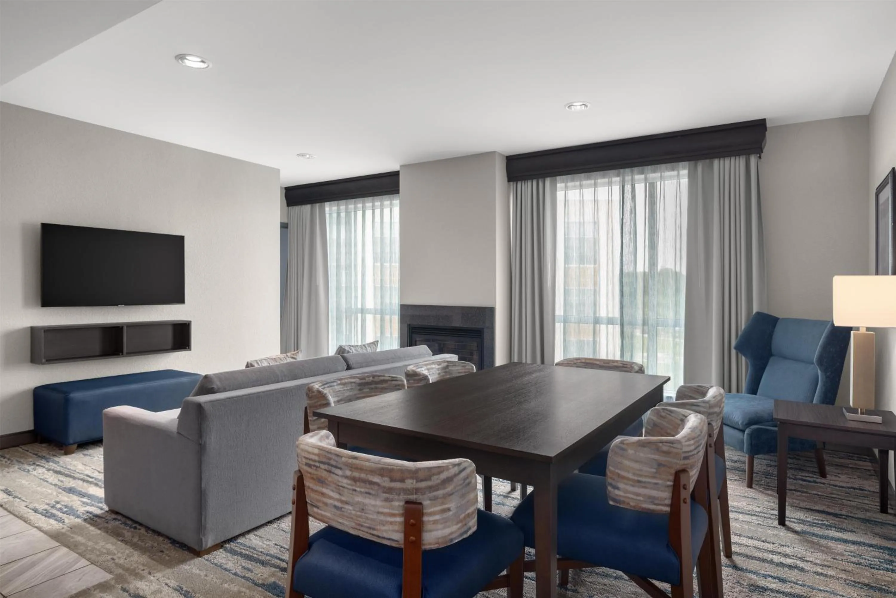 Living room in Embassy Suites Charlotte/Ayrsley