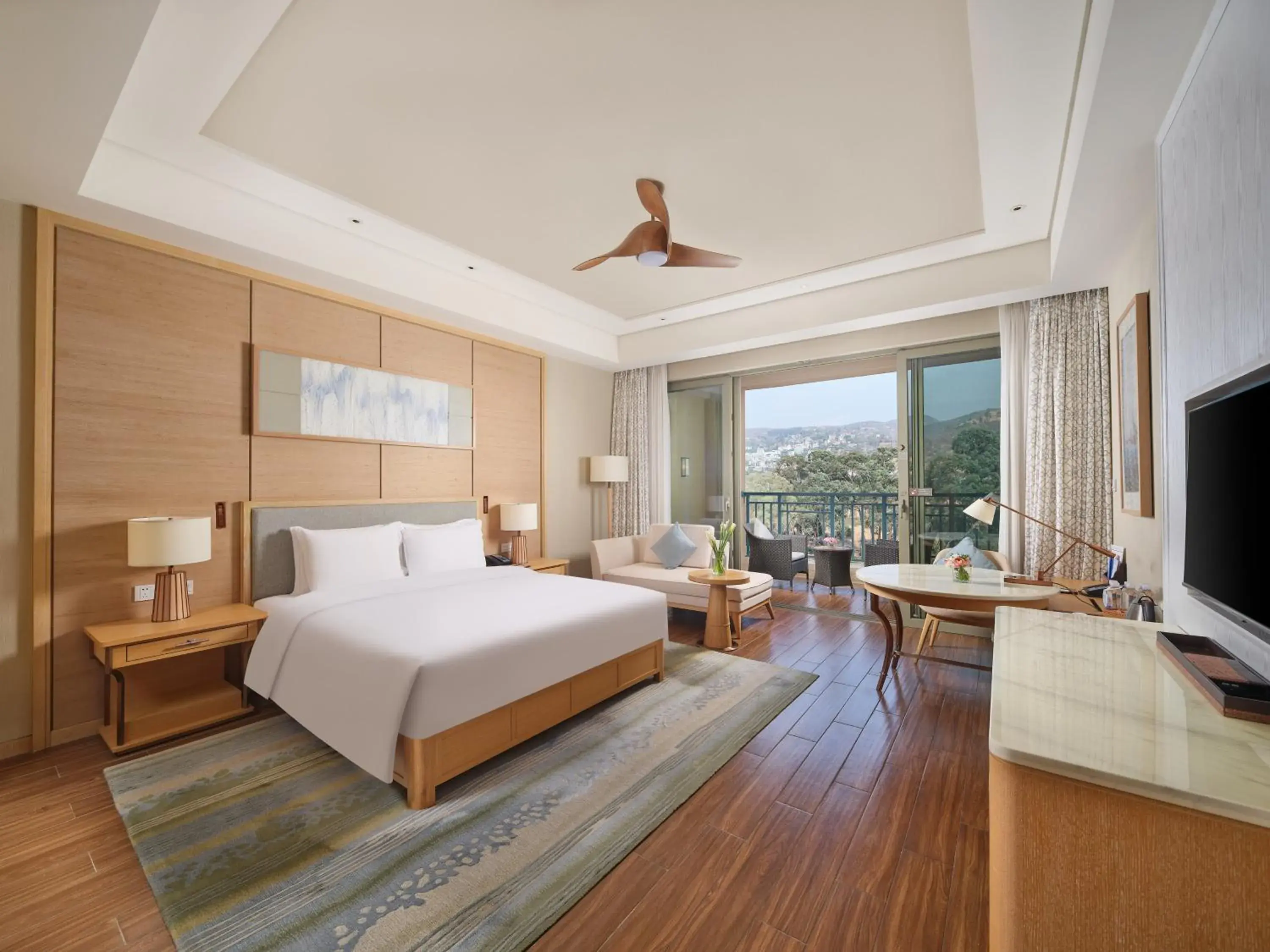 King Room with Balcony in Hilton Yuxi Fuxian Lake King Room with Balcony in Hilton Yuxi Fuxian Lake
